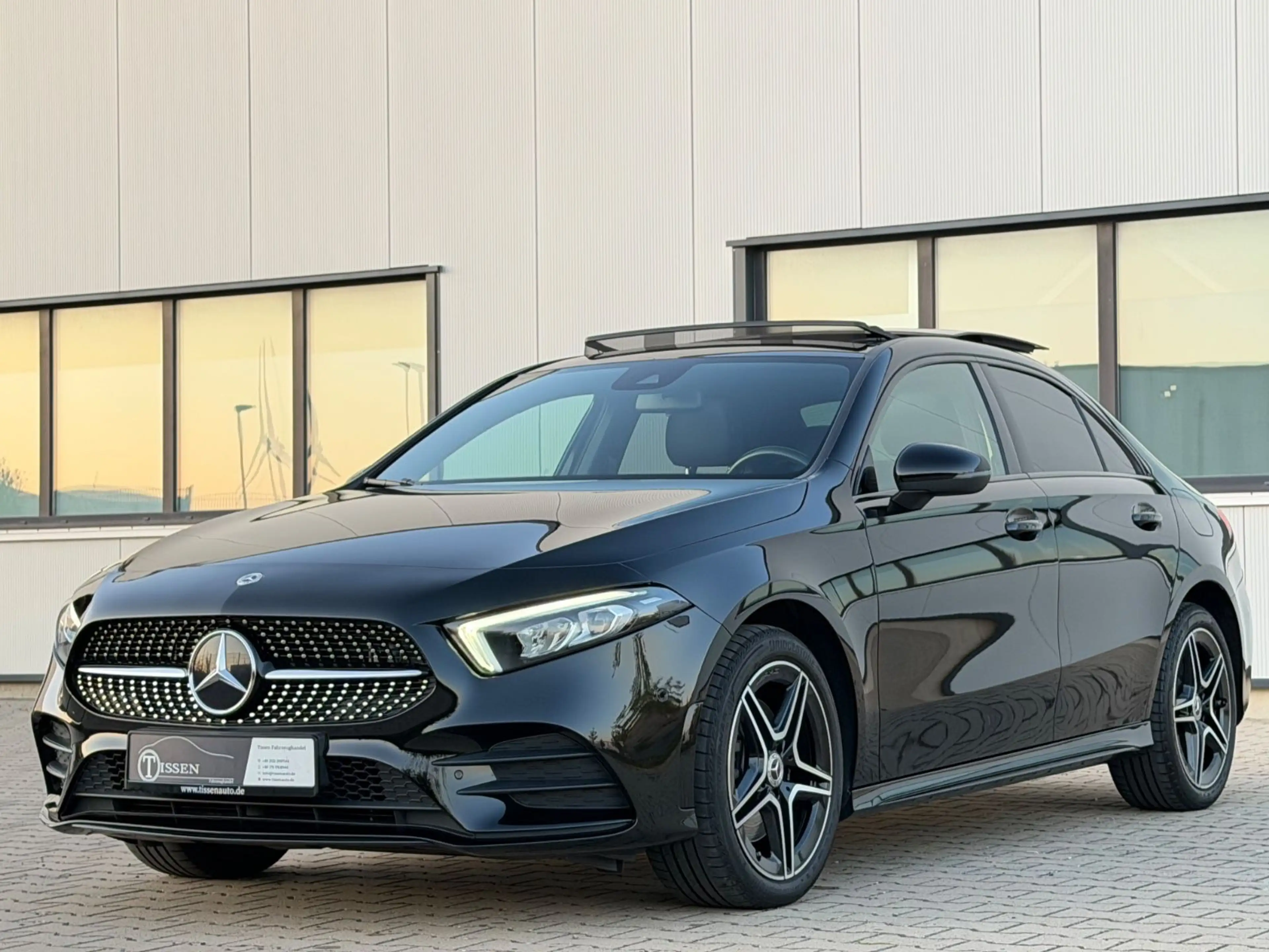 Mercedes-Benz A 250 e Lim AMG Pano Night Ambiente Wide 1Hd Kam