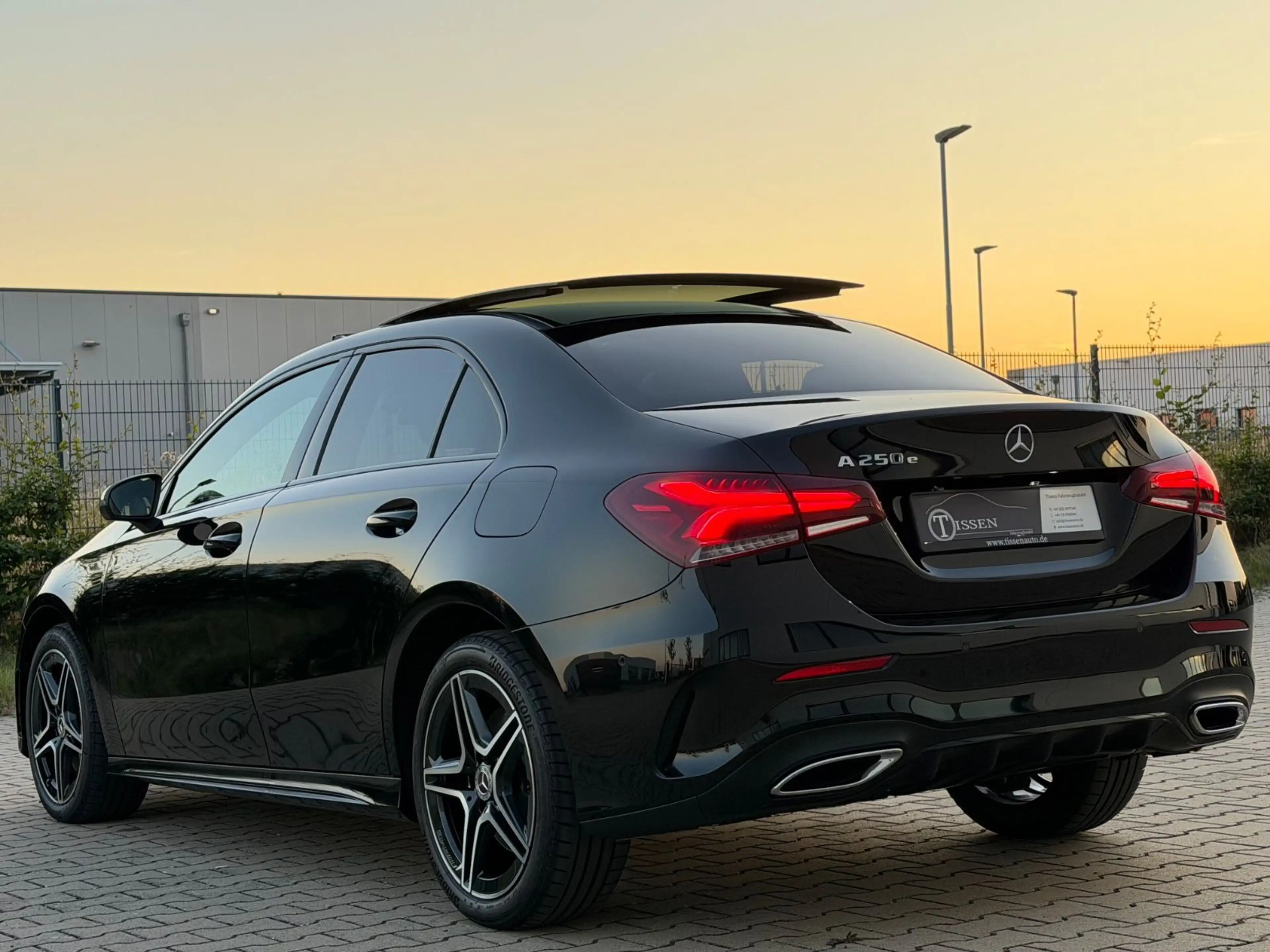 Mercedes-Benz A 250 e Lim AMG Pano Night Ambiente Wide 1Hd Kam — photo 7