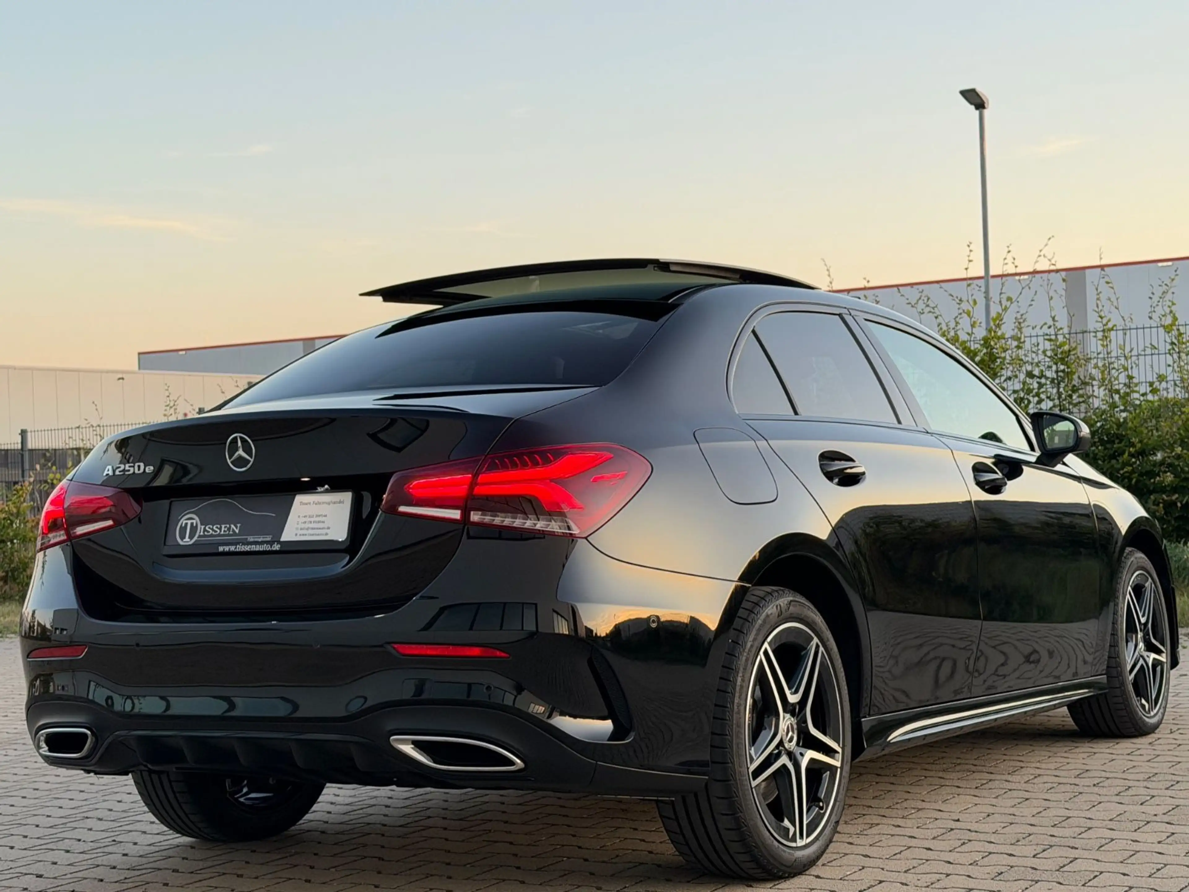 Mercedes-Benz A 250 e Lim AMG Pano Night Ambiente Wide 1Hd Kam — photo 5