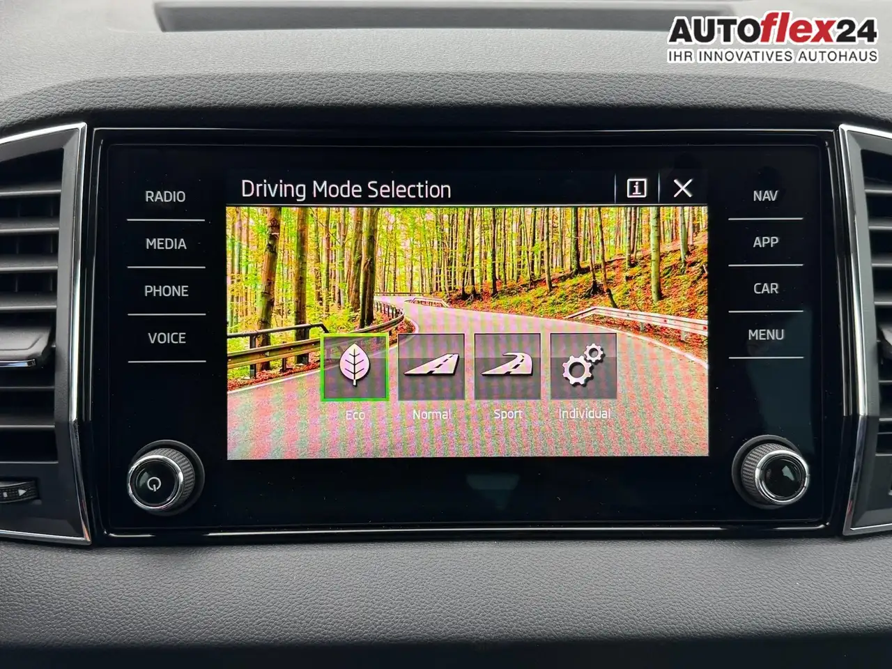 Skoda Karoq 1.5 TSI DSG Top Selection 2Zoklima 2xEinparkhil..., миниатюра 23