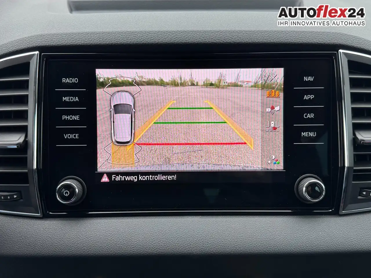 Skoda Karoq 1.5 TSI DSG Top Selection 2Zoklima 2xEinparkhil..., миниатюра 20
