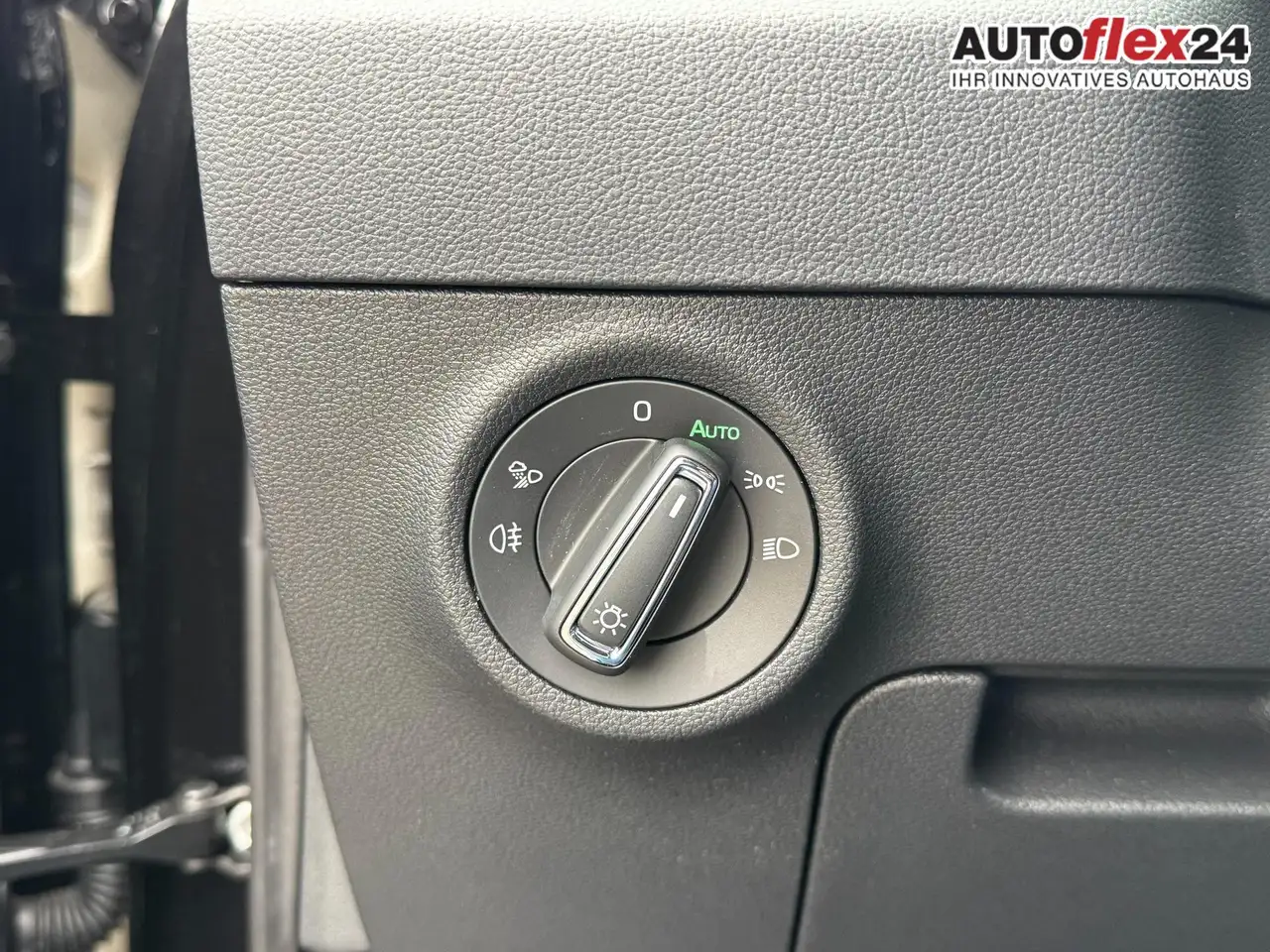 Skoda Karoq 1.5 TSI DSG Top Selection 2Zoklima 2xEinparkhil..., миниатюра 26