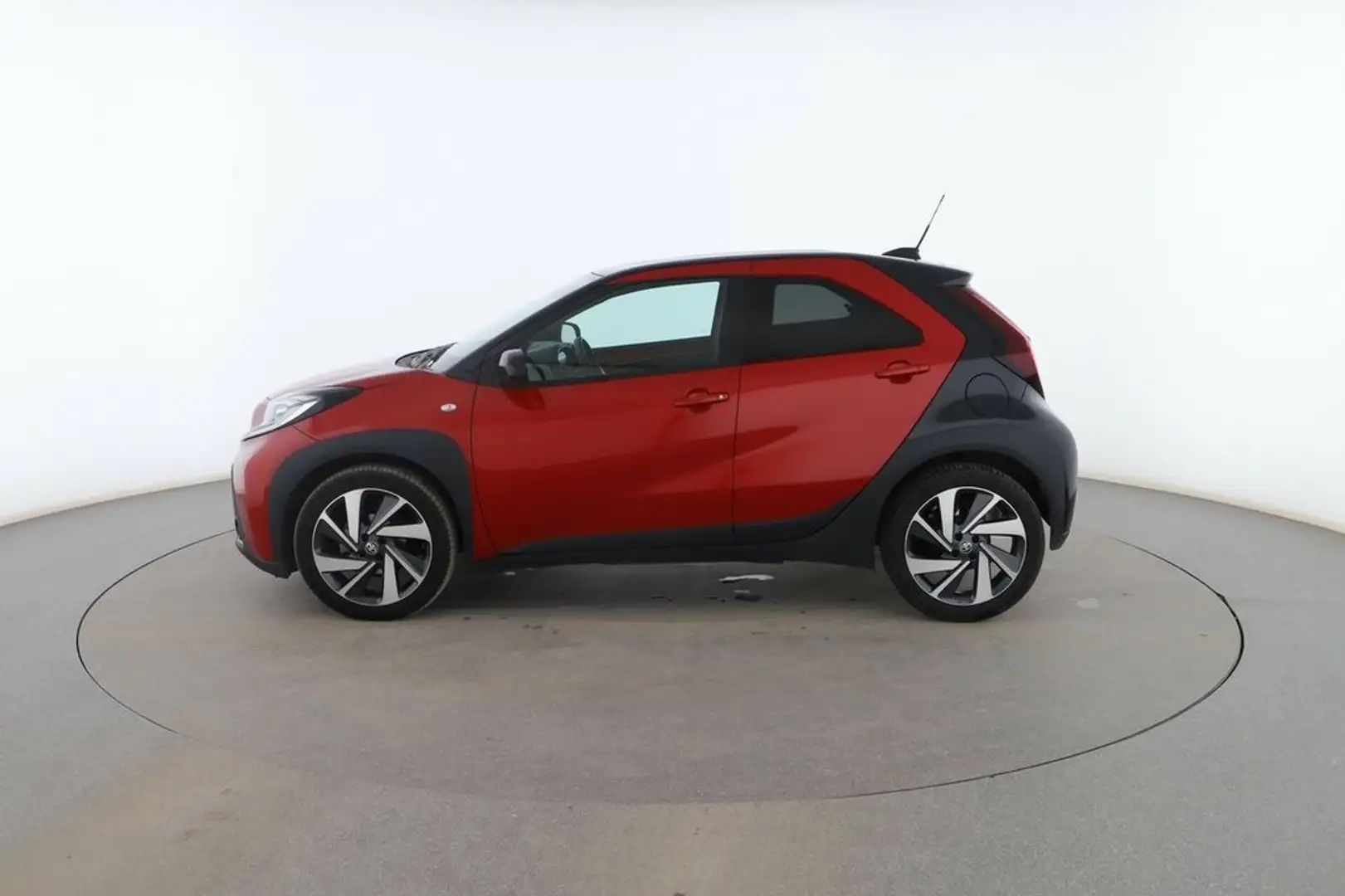 Toyota Aygo 1.0 Play Rojo - 2