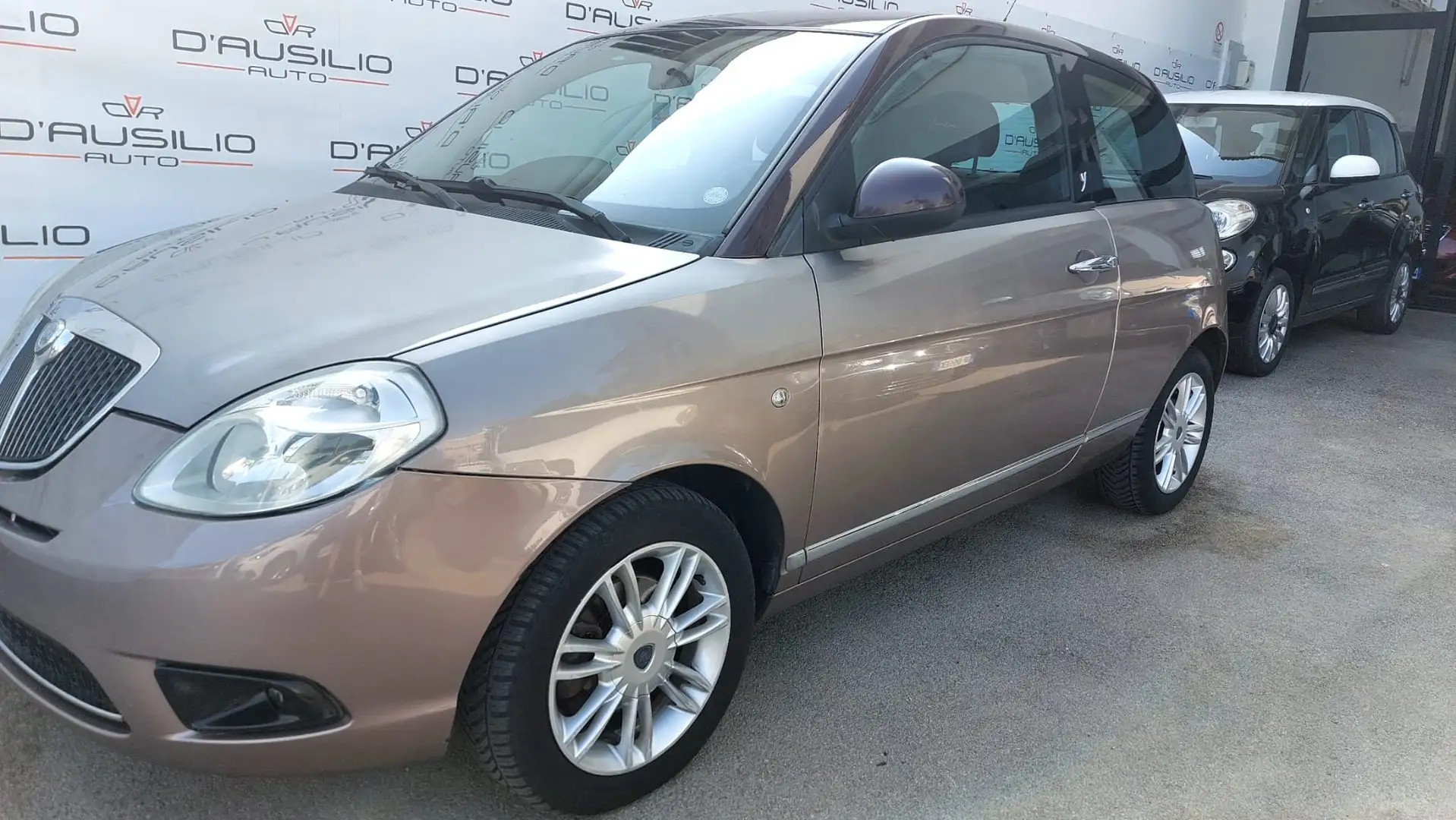 Lancia Ypsilon 1.3 mjt 16v MomoDesign (sport) dpf Goud - 1