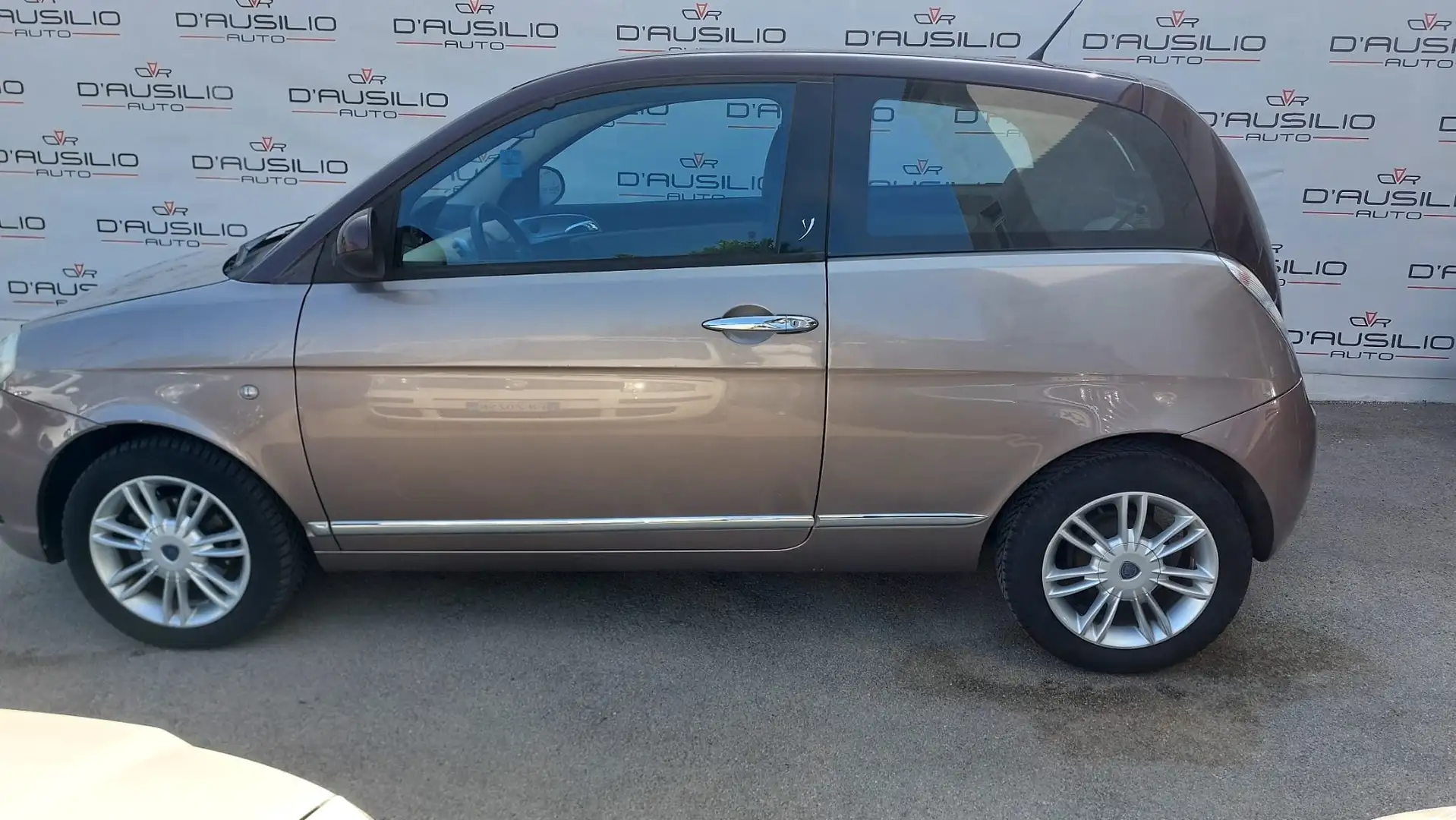 Lancia Ypsilon 1.3 mjt 16v MomoDesign (sport) dpf Goud - 2