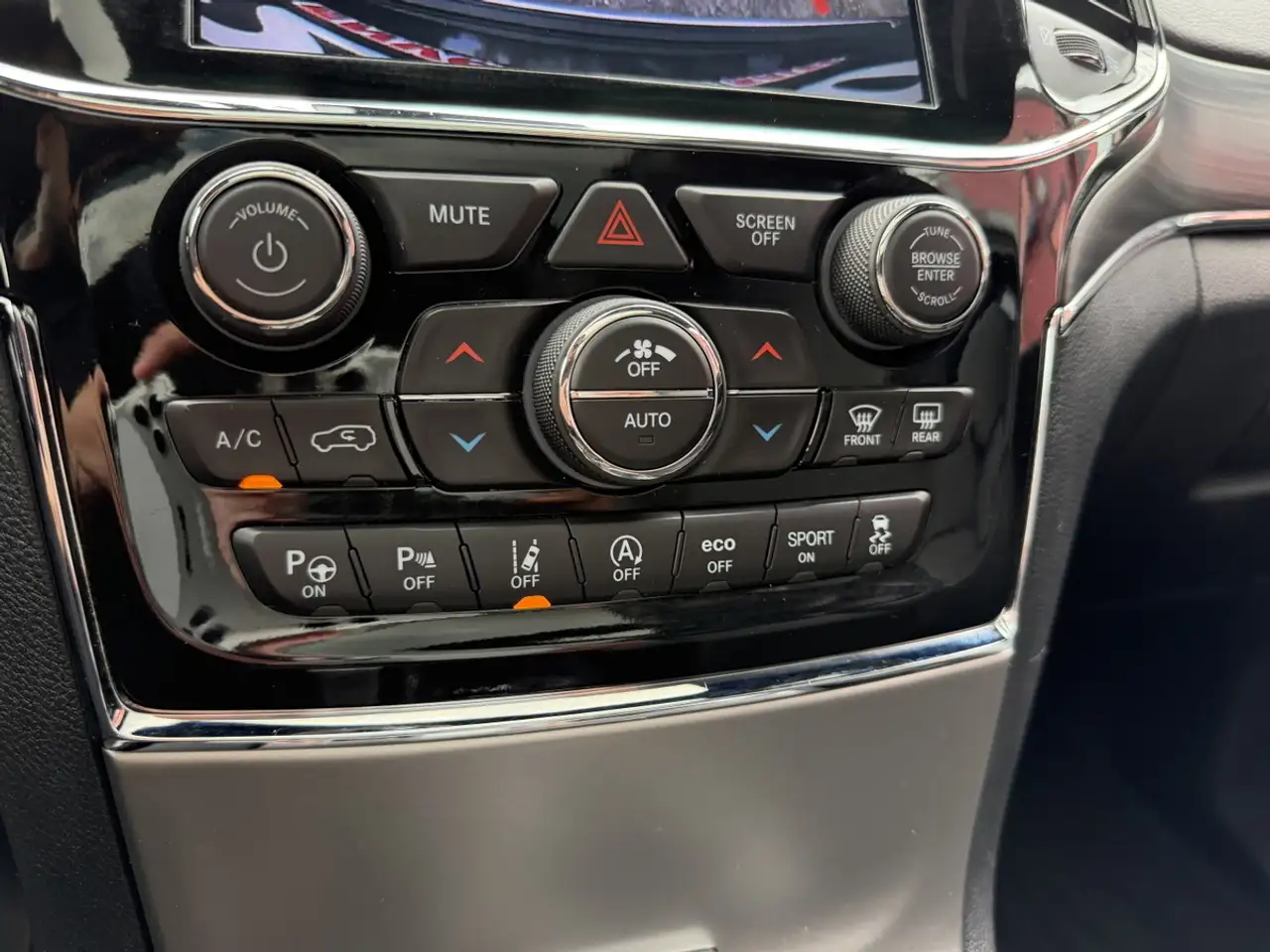 Jeep Grand Cherokee снимка Jeep Grand Cherokee