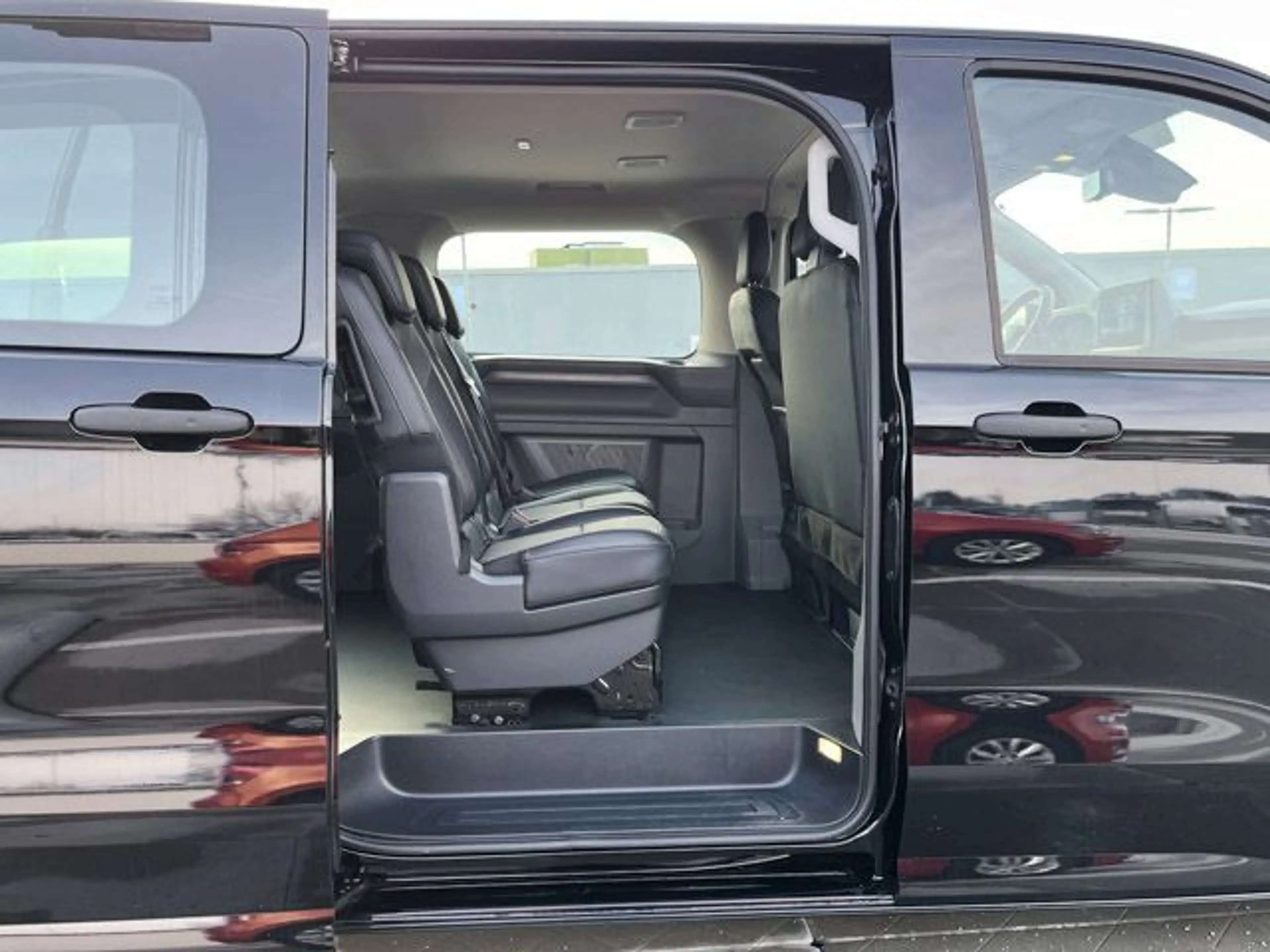 Volkswagen T7 Caravelle 2.0 TDI DSG Navi AHK LED RearView A — photo 9