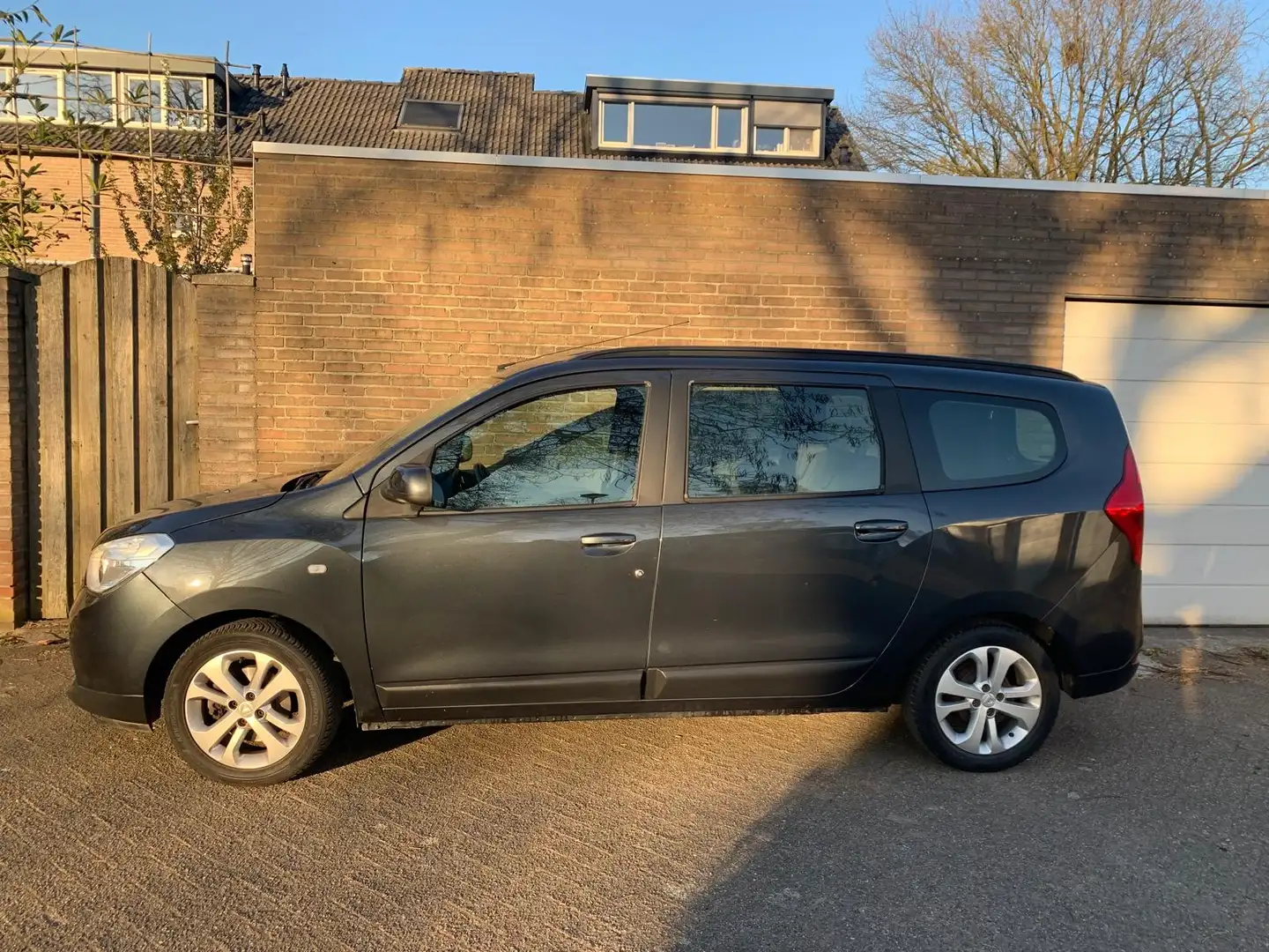 Dacia Lodgy 1.2 TCe Lauréate 5p. - Camera/Cruise/Navi/Trekhaa Šedá - 2