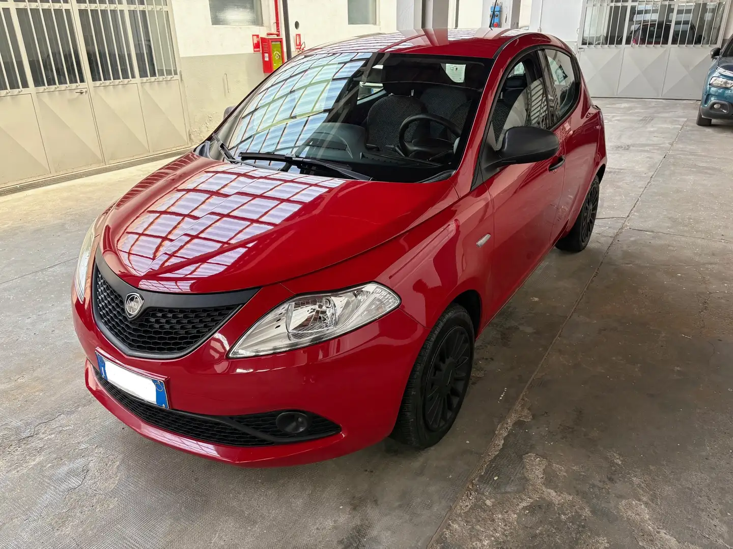Lancia Ypsilon 1.0 firefly hybrid Silver s Rosso - 2