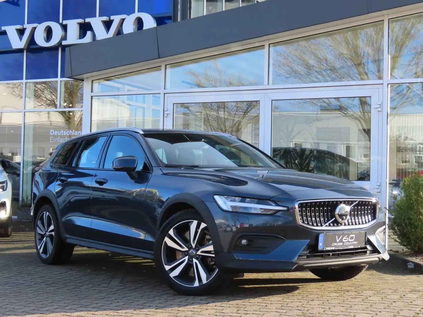 Volvo V60 Cross Country Plus AWD Blau - 1
