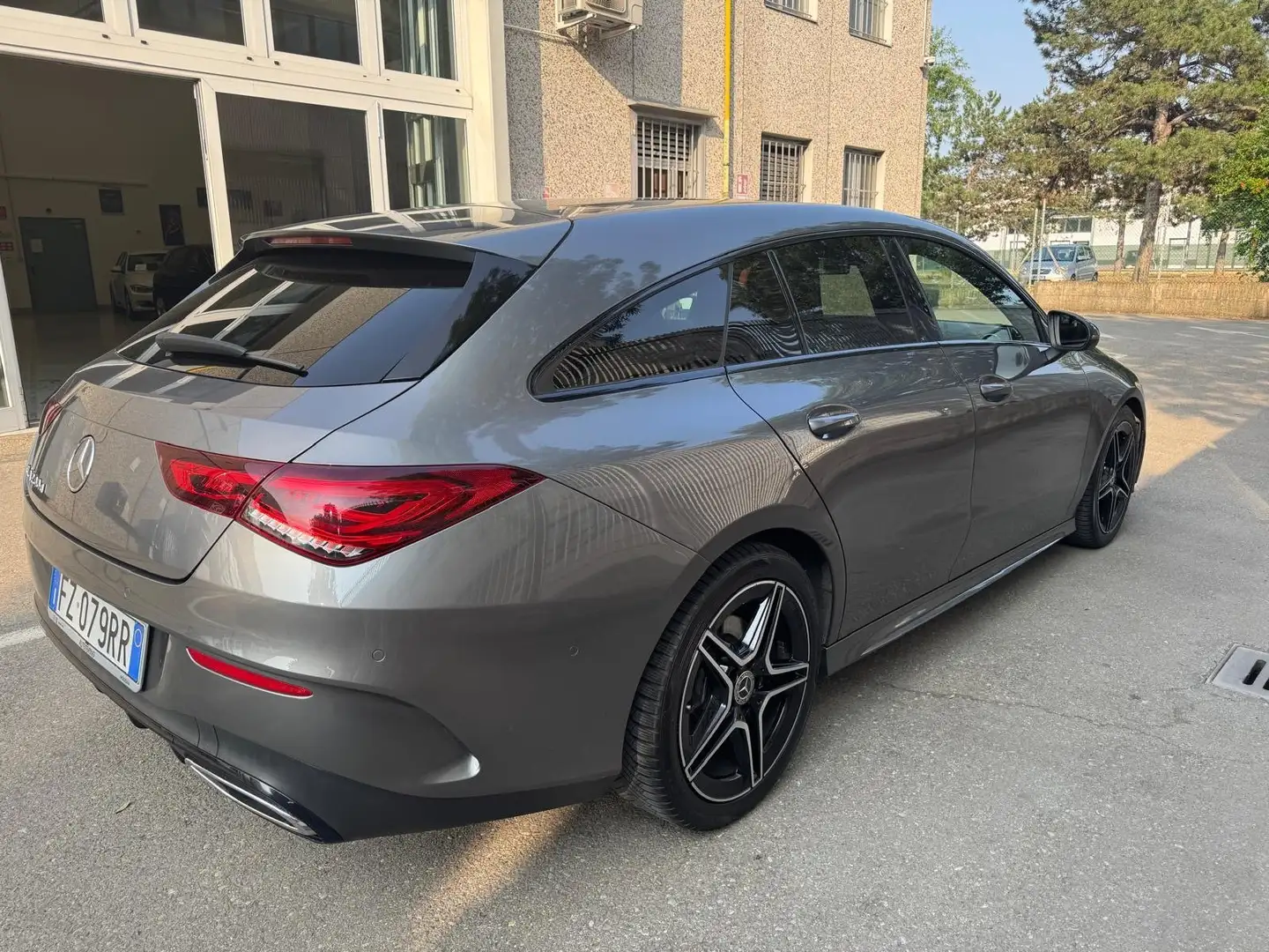 Mercedes-Benz CLA 200 Shooting Brake d Premium auto Gris - 1