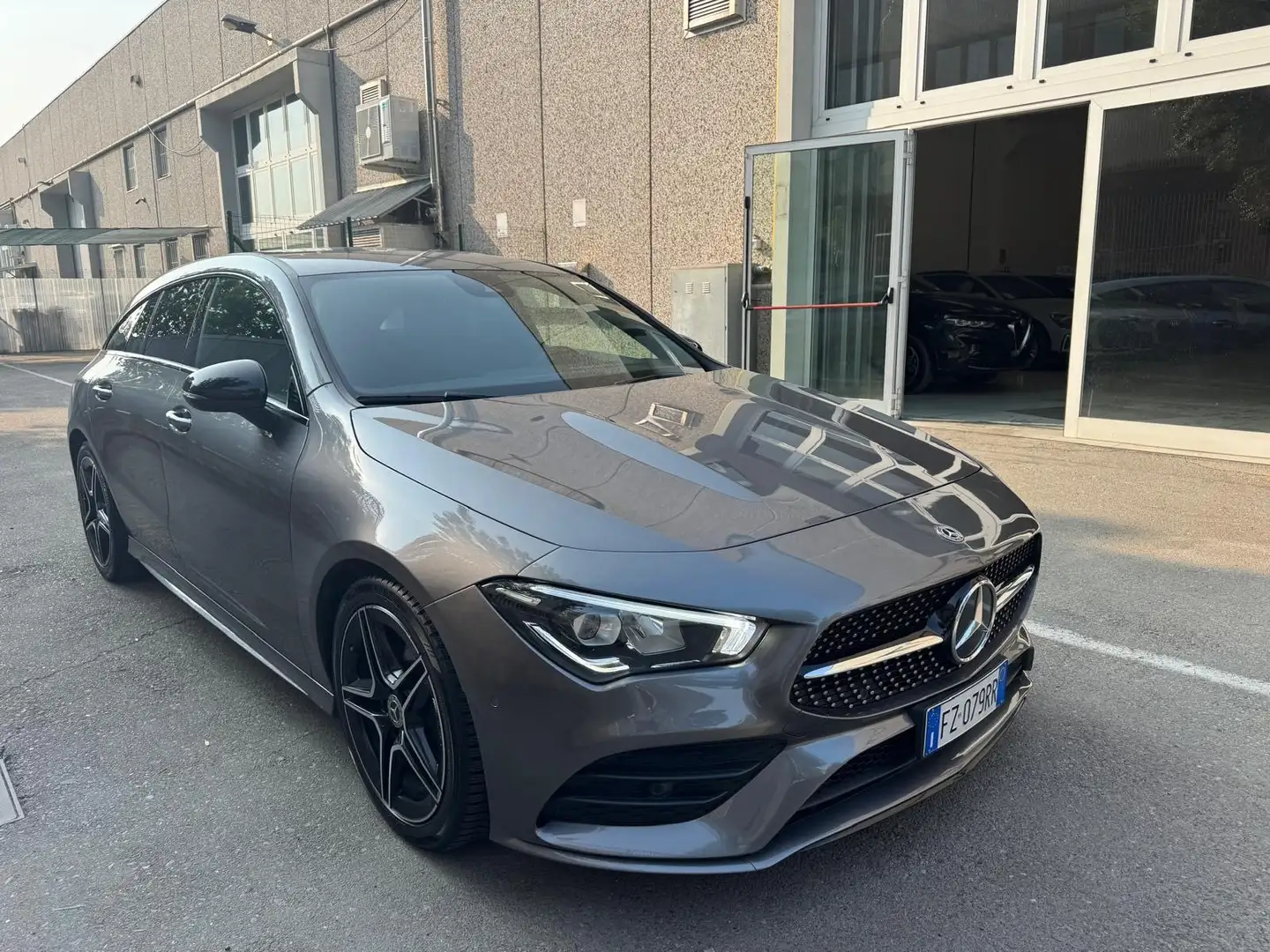 Mercedes-Benz CLA 200 Shooting Brake d Premium auto Gris - 2