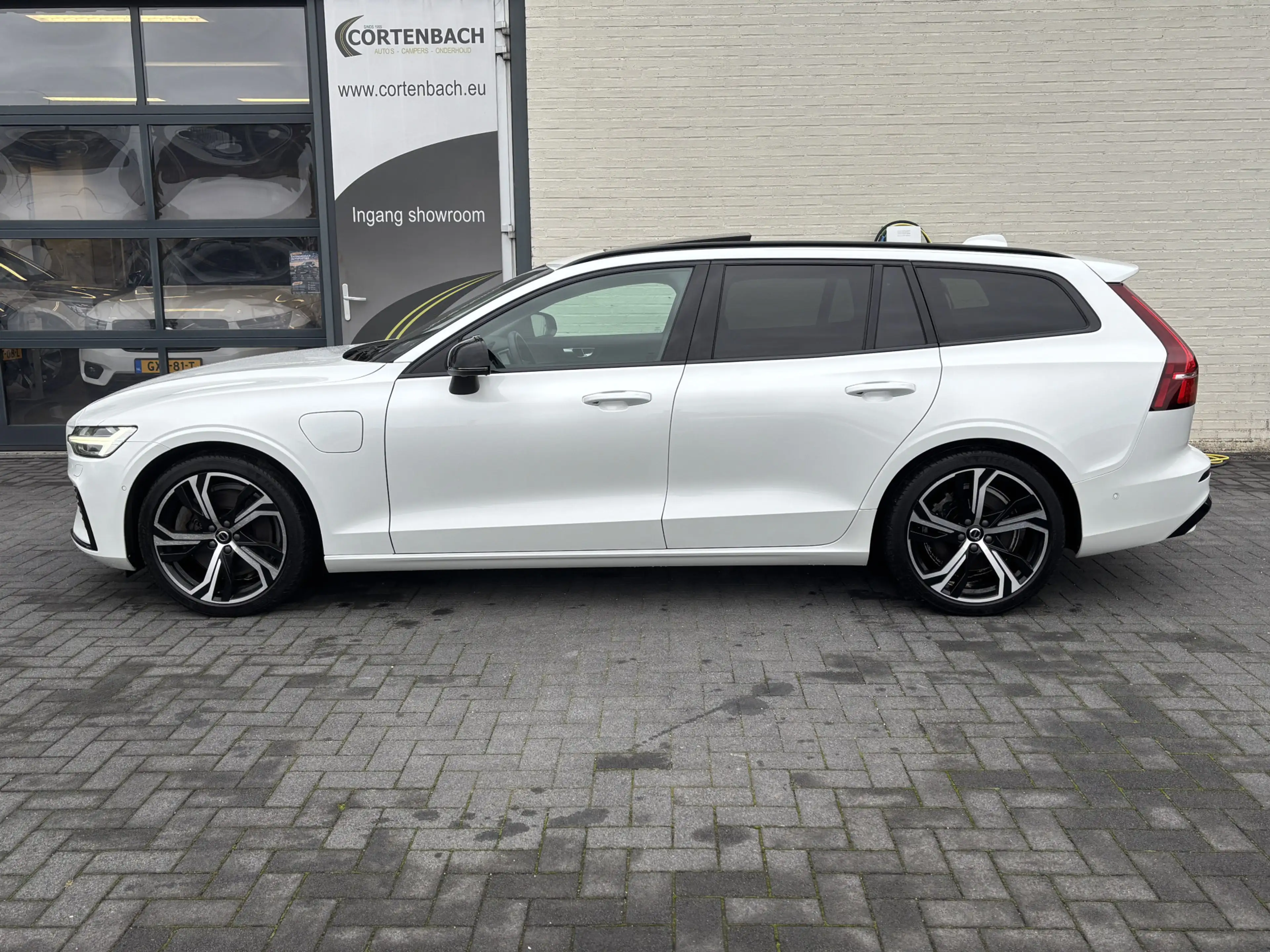 Volvo V60 2.0 T8 Plug-in hybrid AWD Ultimate Dark | Zwenkbar — photo 2