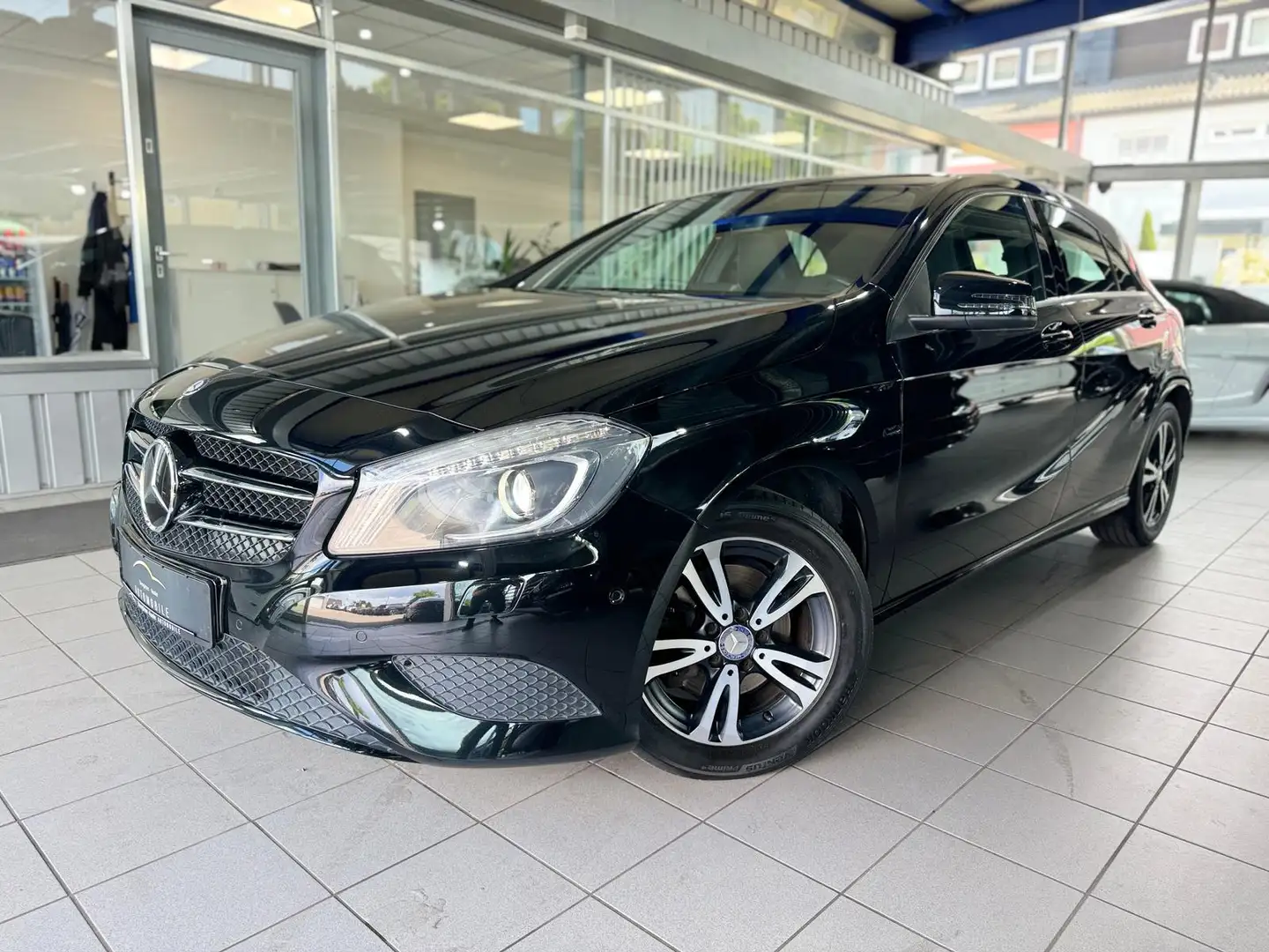 Mercedes-Benz A 180 A180 Style 7G-AUTOMATIK BIXENON KAMERA SHZ KLIMA Noir - 2