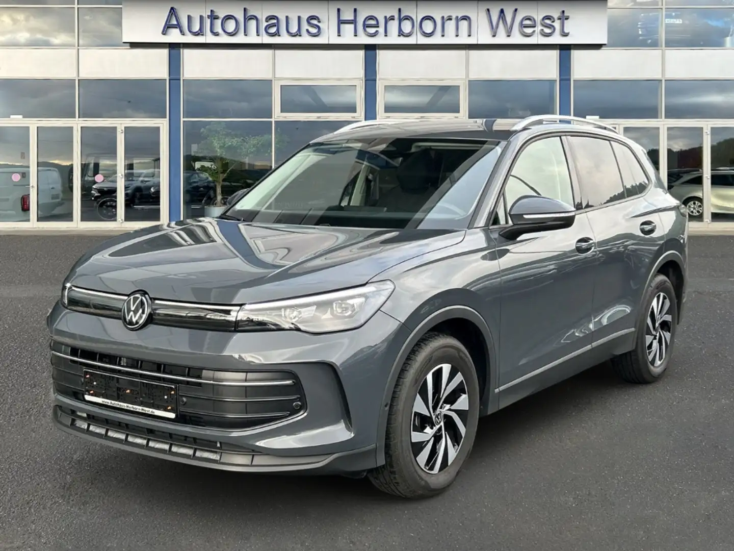 Volkswagen Tiguan 1.5 eTSI Life LED Plus Design-Paket elektr. Heckkl Grau - 1