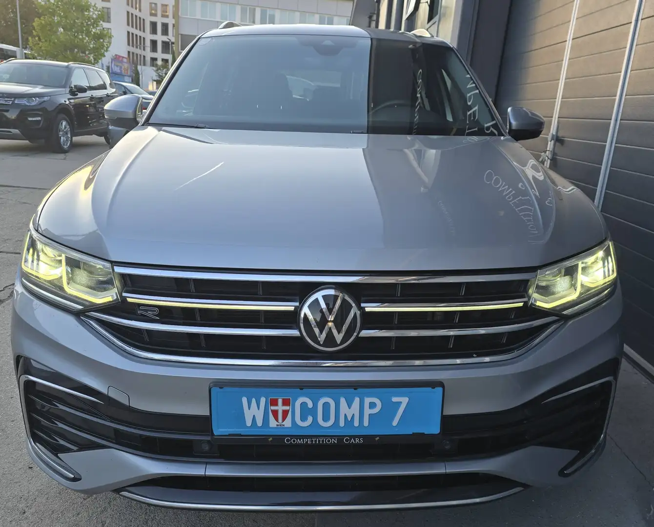 Volkswagen Tiguan Allspace 2.0 TDI DSG | R-LINE | 7-Sitzer | 1.Besitz | Leasingfähig | MwSt. ausweisbar | Alle Assistenten | 8-Fach Bereift | Grau - 2
