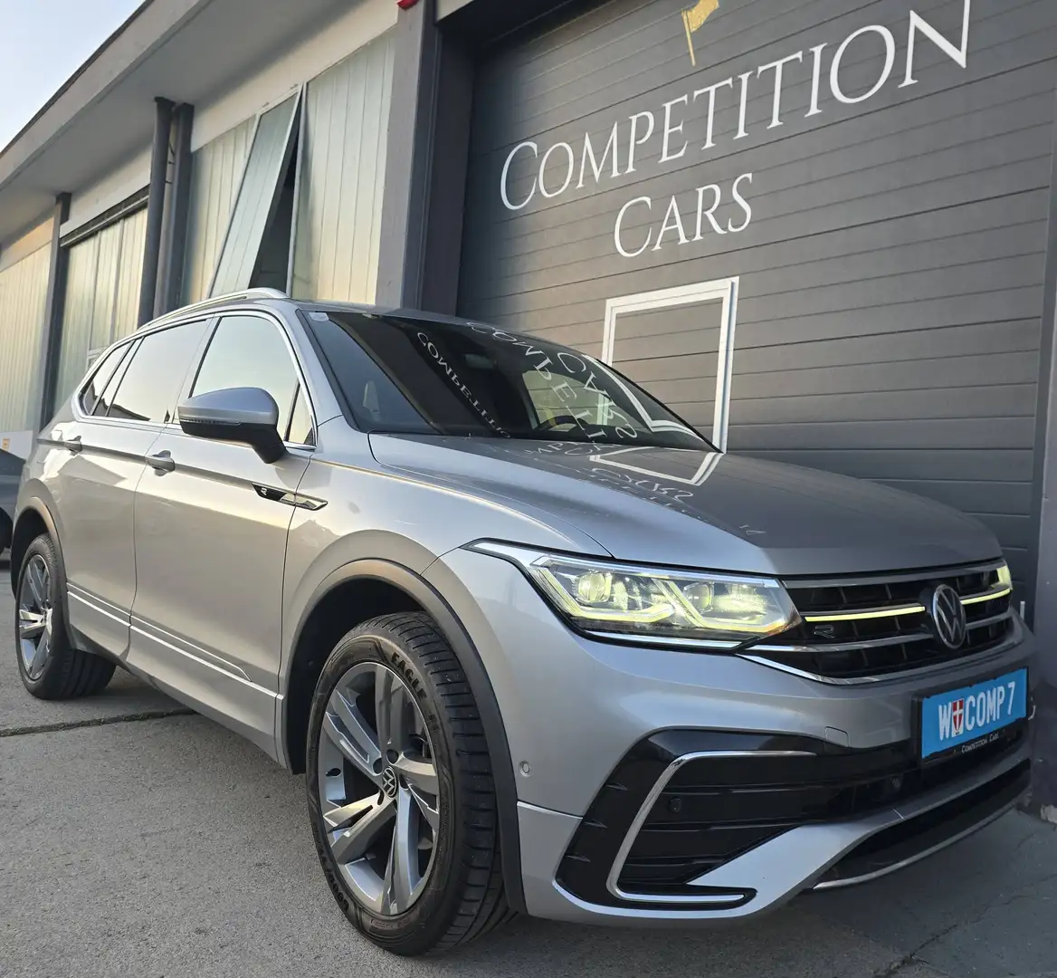 Volkswagen Tiguan Allspace 2.0 TDI DSG | R-LINE | 7-Sitzer | 1.Besitz | Leasingfähig | MwSt. ausweisbar | Alle Assistenten | 8-Fach Bereift | Grau - 1