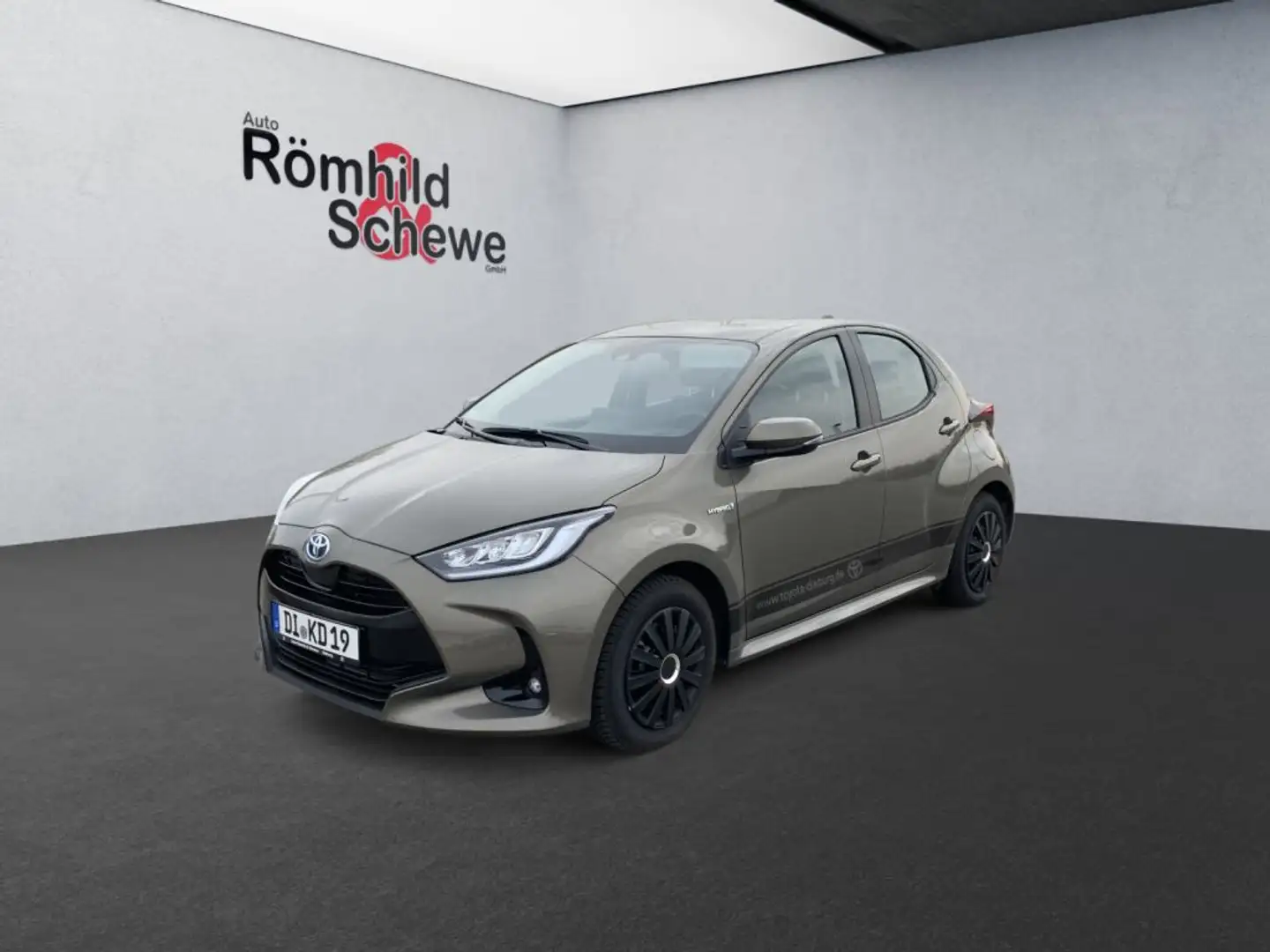 Toyota Yaris Hybrid 1.5 VVT-i Team Deutschland Brons - 1