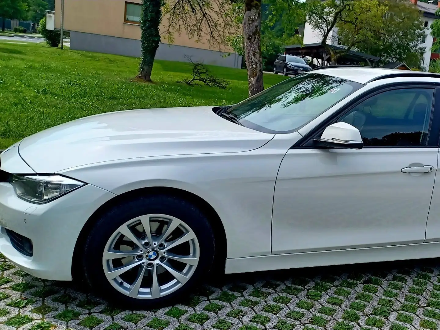 BMW 320 BMW 3er-Reihe 320d touring f31 2.0 184ps xdrive Weiß - 2