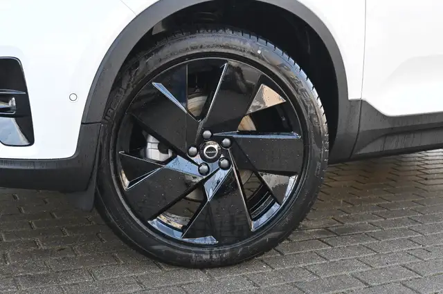 Volvo XC40 view 11