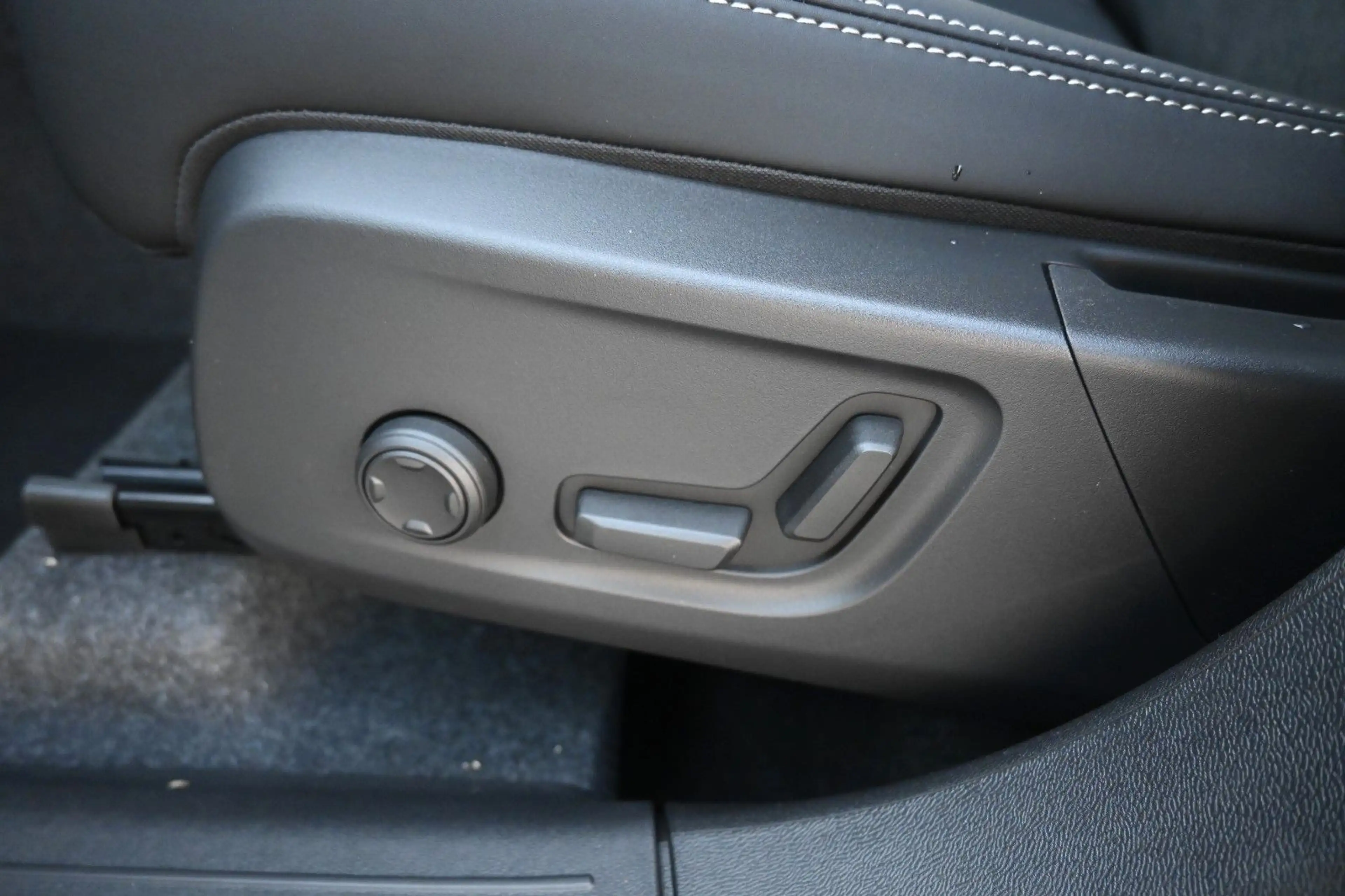 Volvo XC40 B4 DKG Plus Black Edition*STDHZG*360*ACC — photo 26