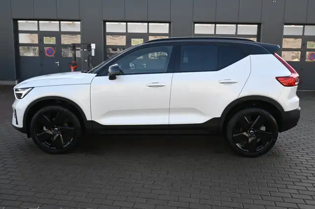 Volvo XC40 view 2