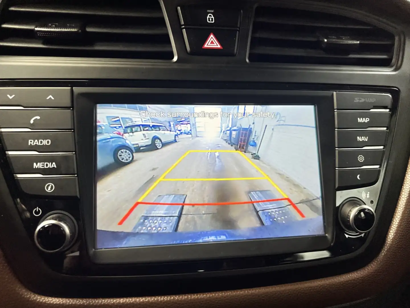 Hyundai i20 1.0 T-GDI Comfort Cruise Clima Navigatie Camera Grijs - 2