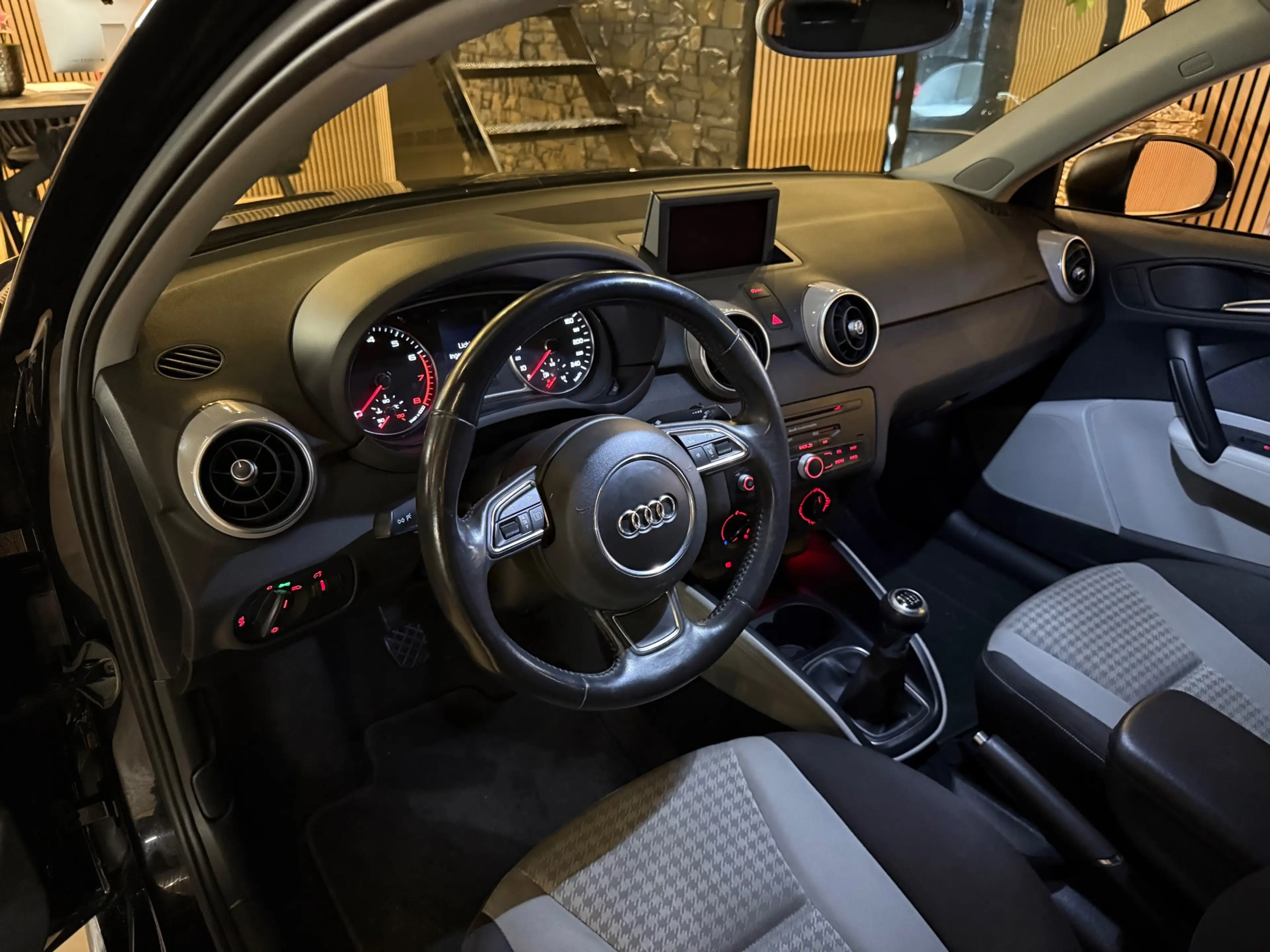 Audi A1 1.4 TFSI S-Line | Black on Black | Bluetooth | LED — photo 13