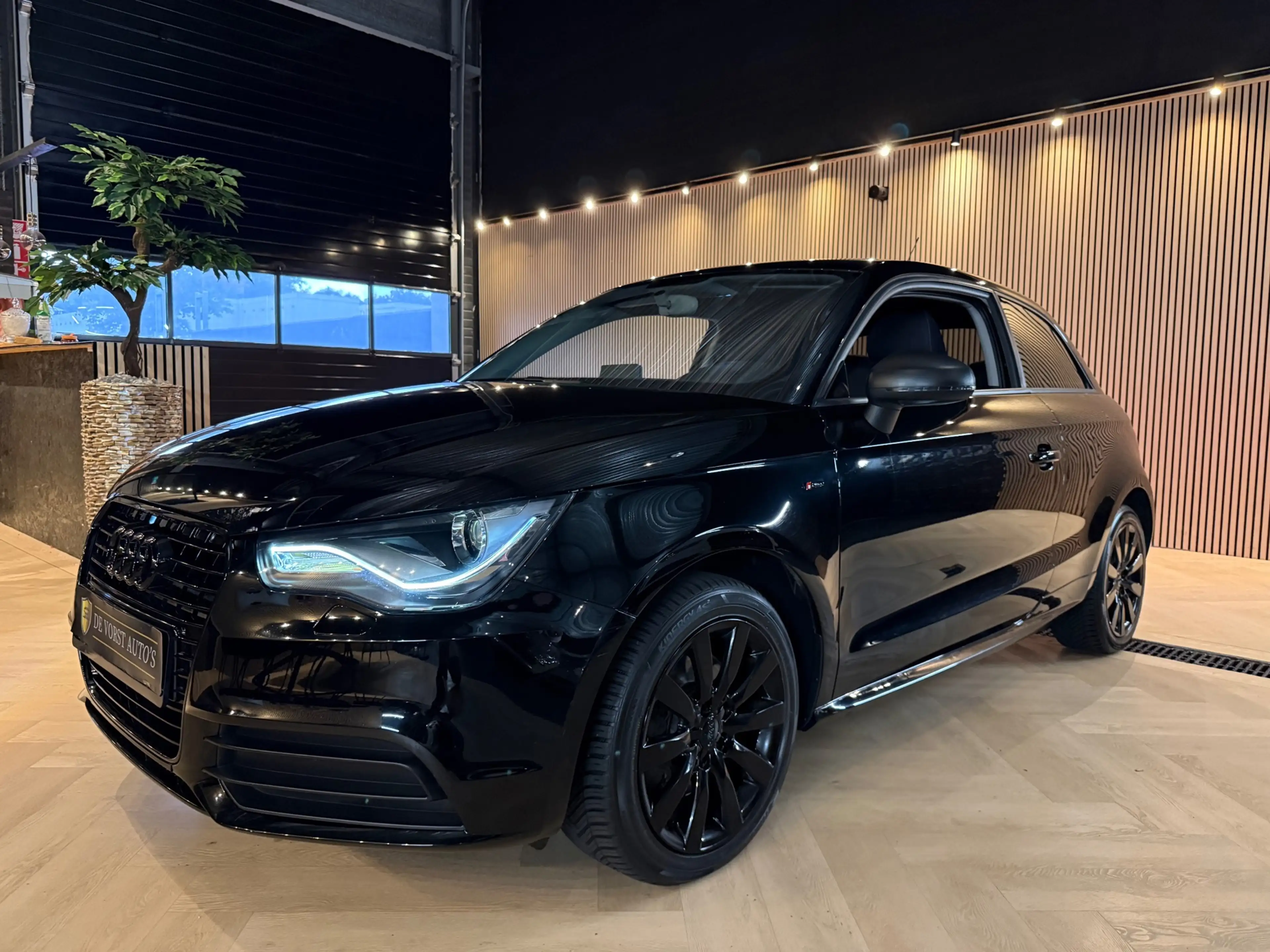 Audi A1 1.4 TFSI S-Line | Black on Black | Bluetooth | LED — photo 2