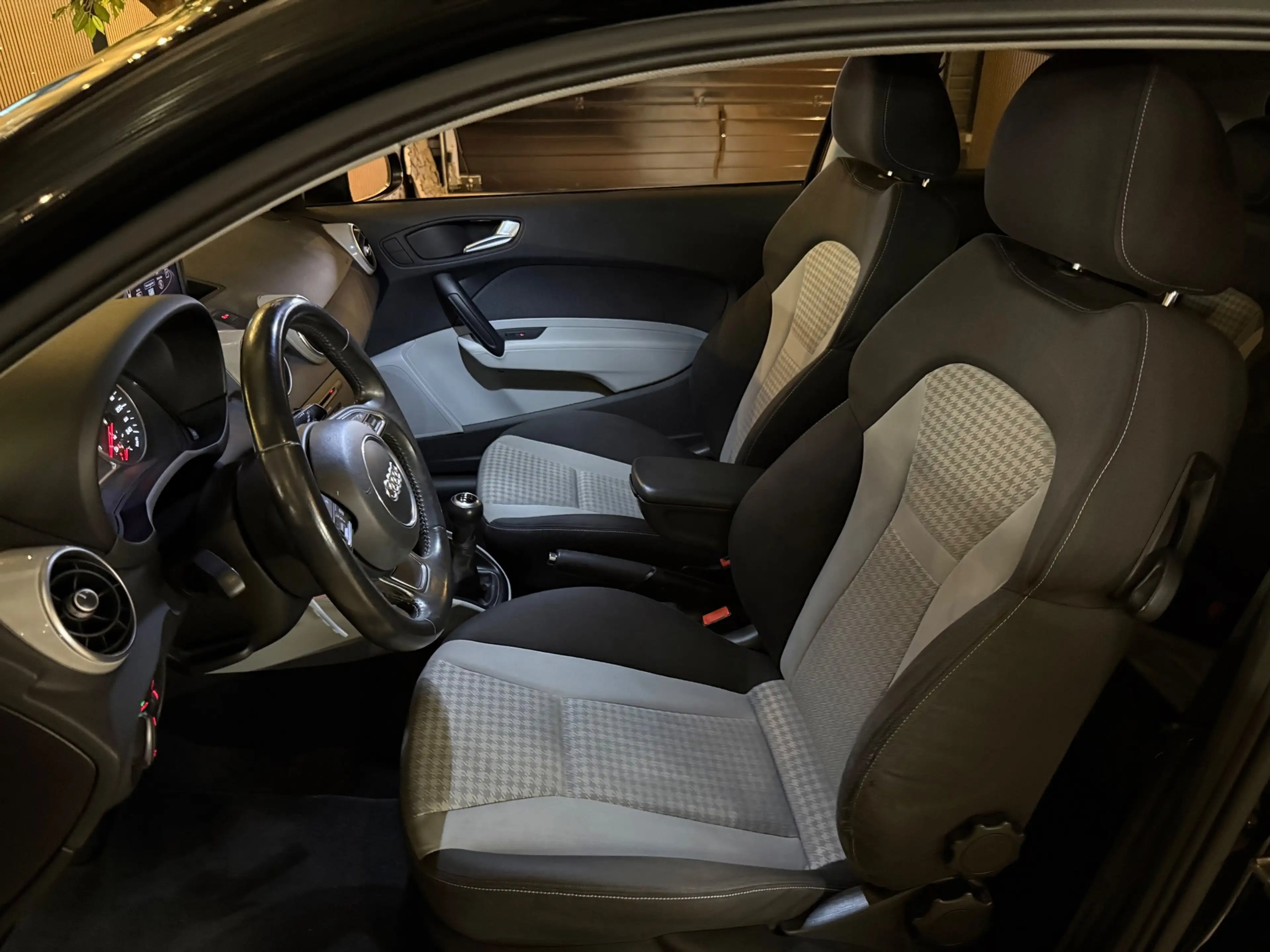 Audi A1 1.4 TFSI S-Line | Black on Black | Bluetooth | LED — photo 10