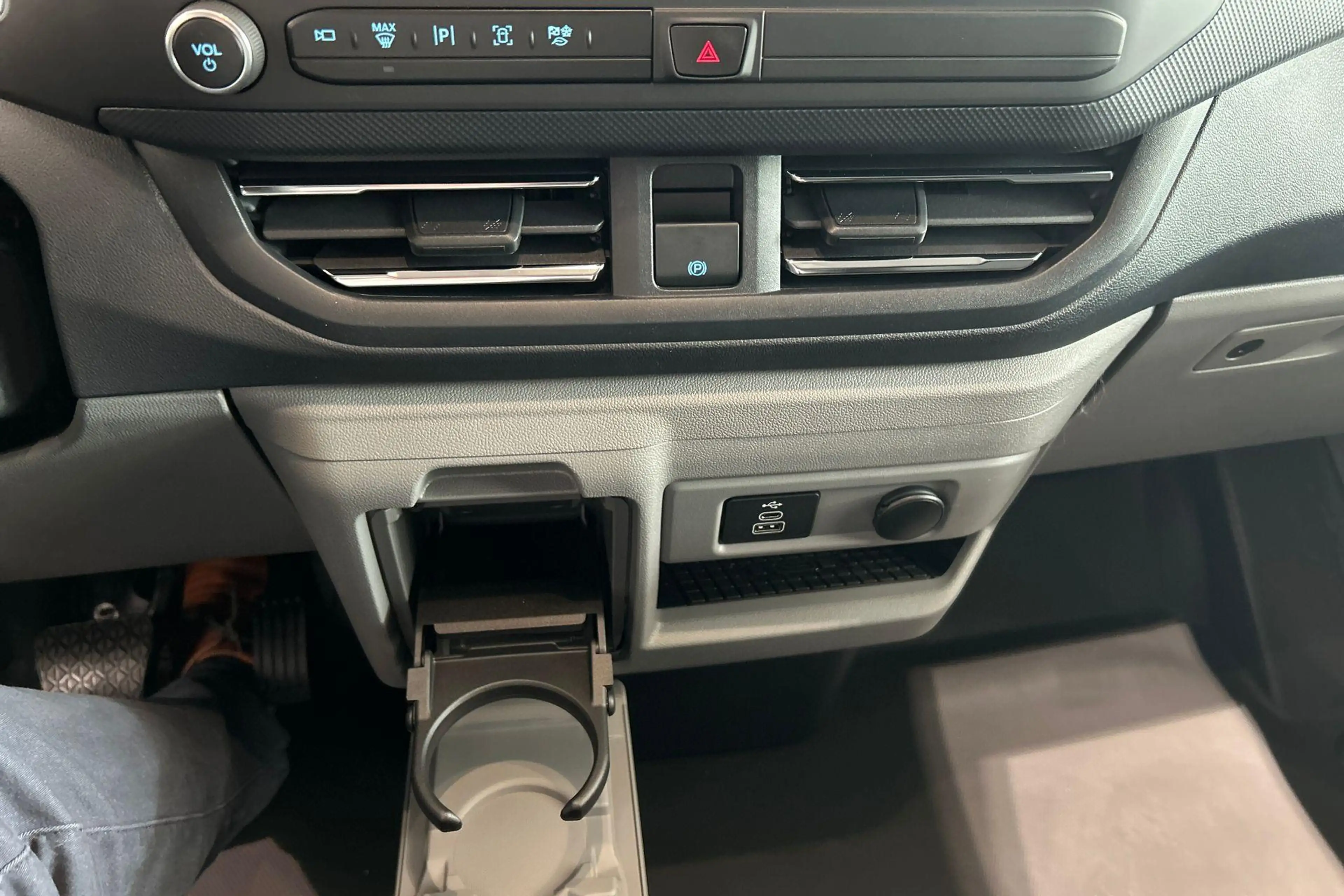 Ford E-Transit Cust. 340 L2H1 Limited 71 kWh | Uit Voorraad Lever — photo 15