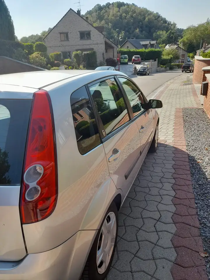 Ford Fiesta Ghia, foto 4
