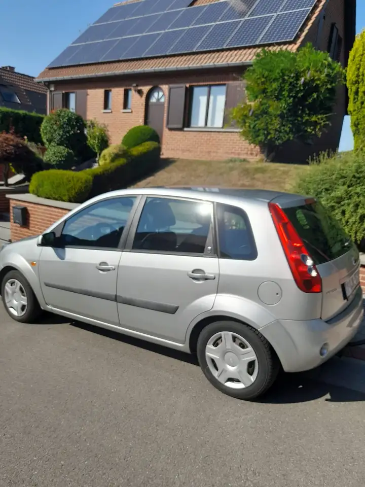 Ford Fiesta Ghia, foto 2