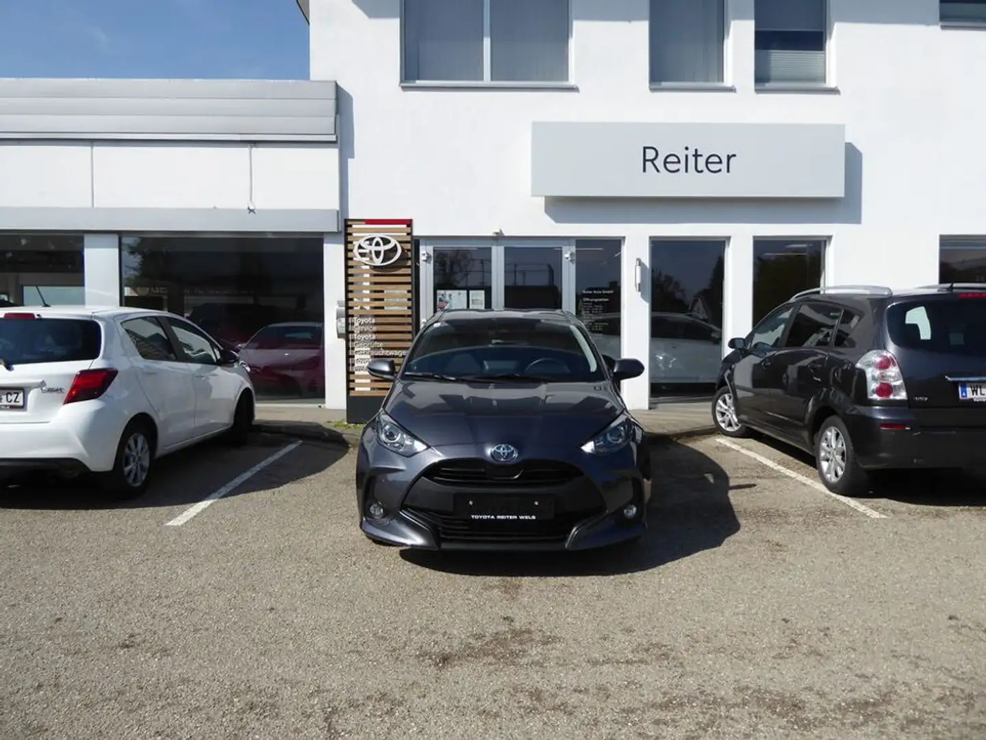 Toyota Yaris 1,0 VVT-i *AHK*SHZ* Grau - 1