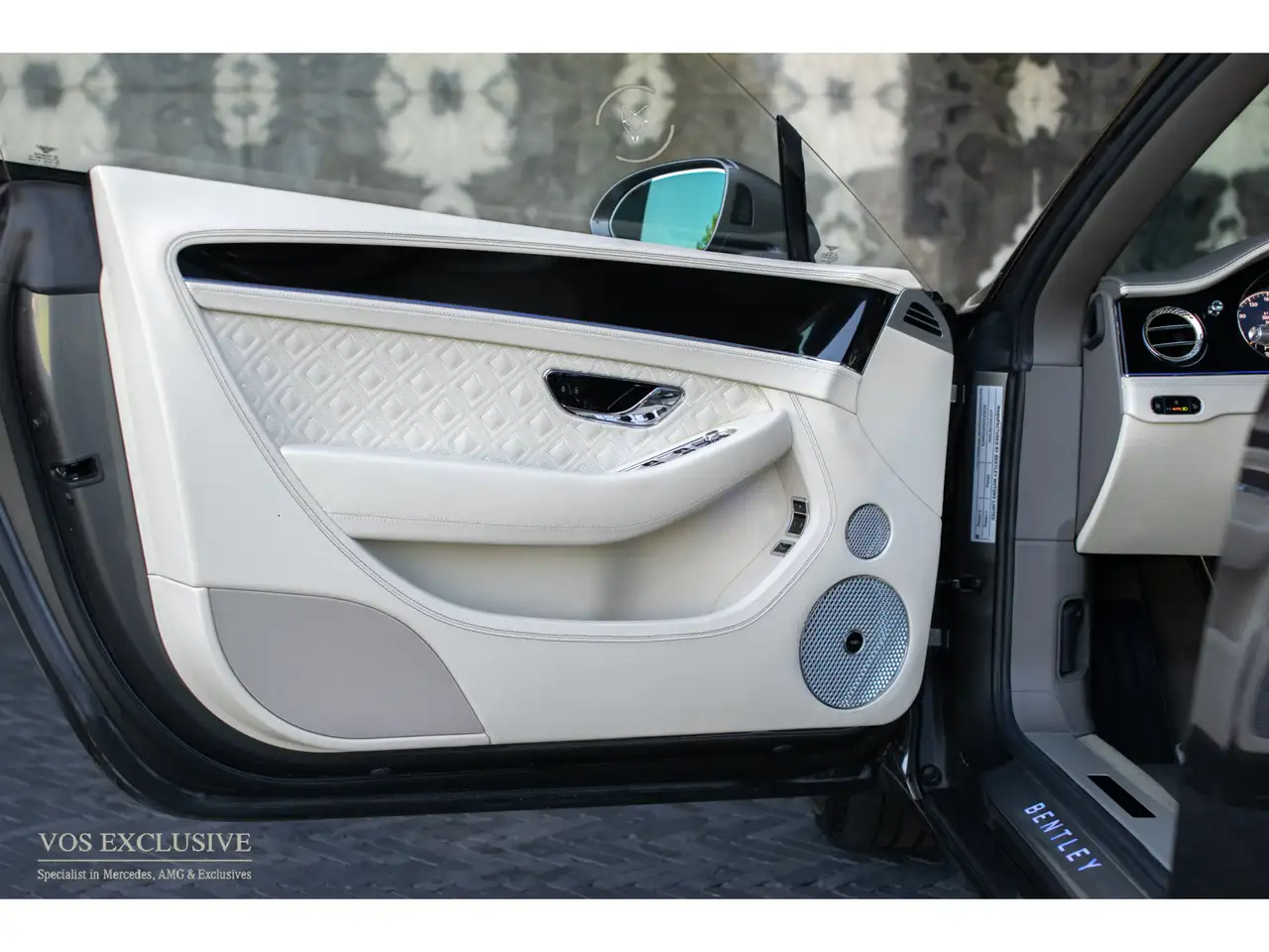 Bentley Continental GTC 2022 — фото 11