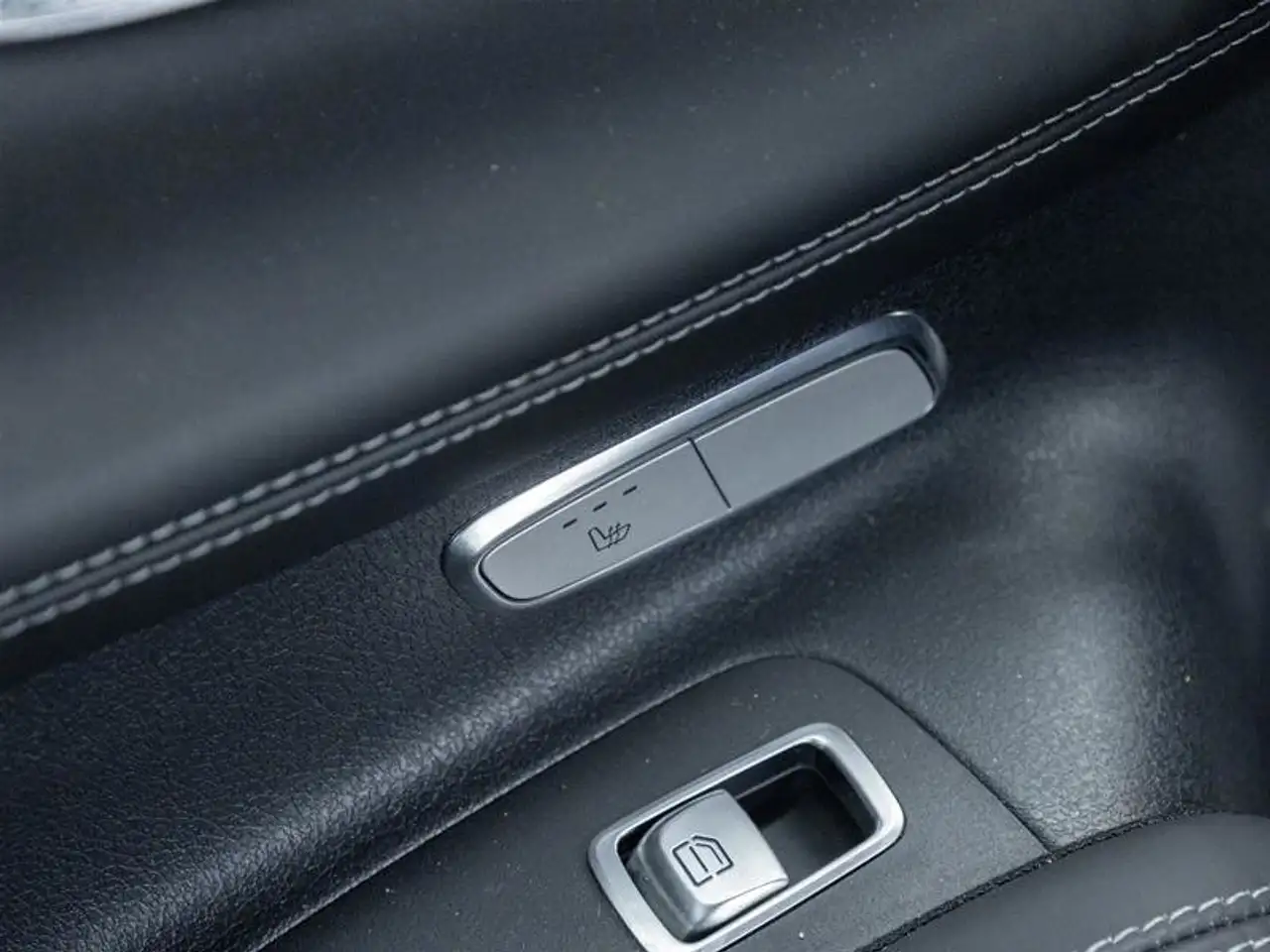 Mercedes-Benz E-Class снимка Mercedes-Benz E-Class