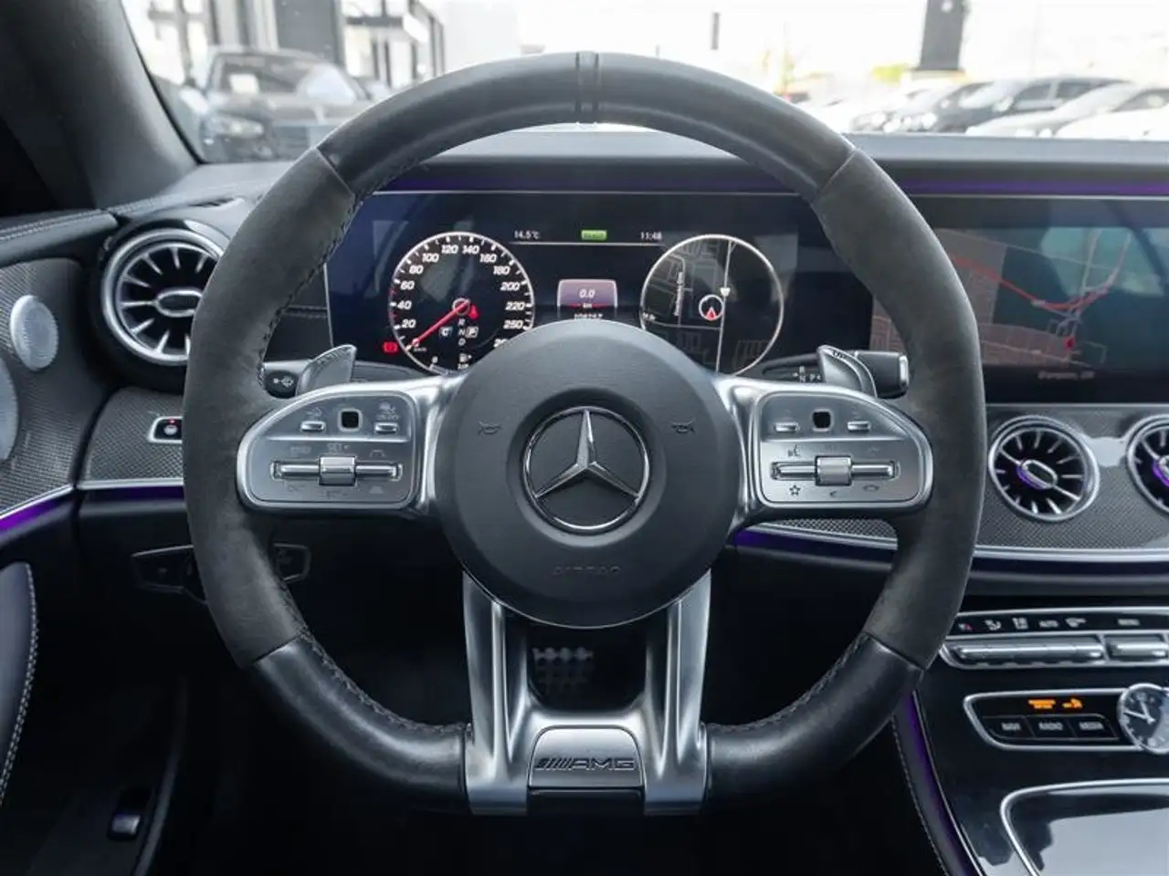Mercedes-Benz E-Class снимка Mercedes-Benz E-Class