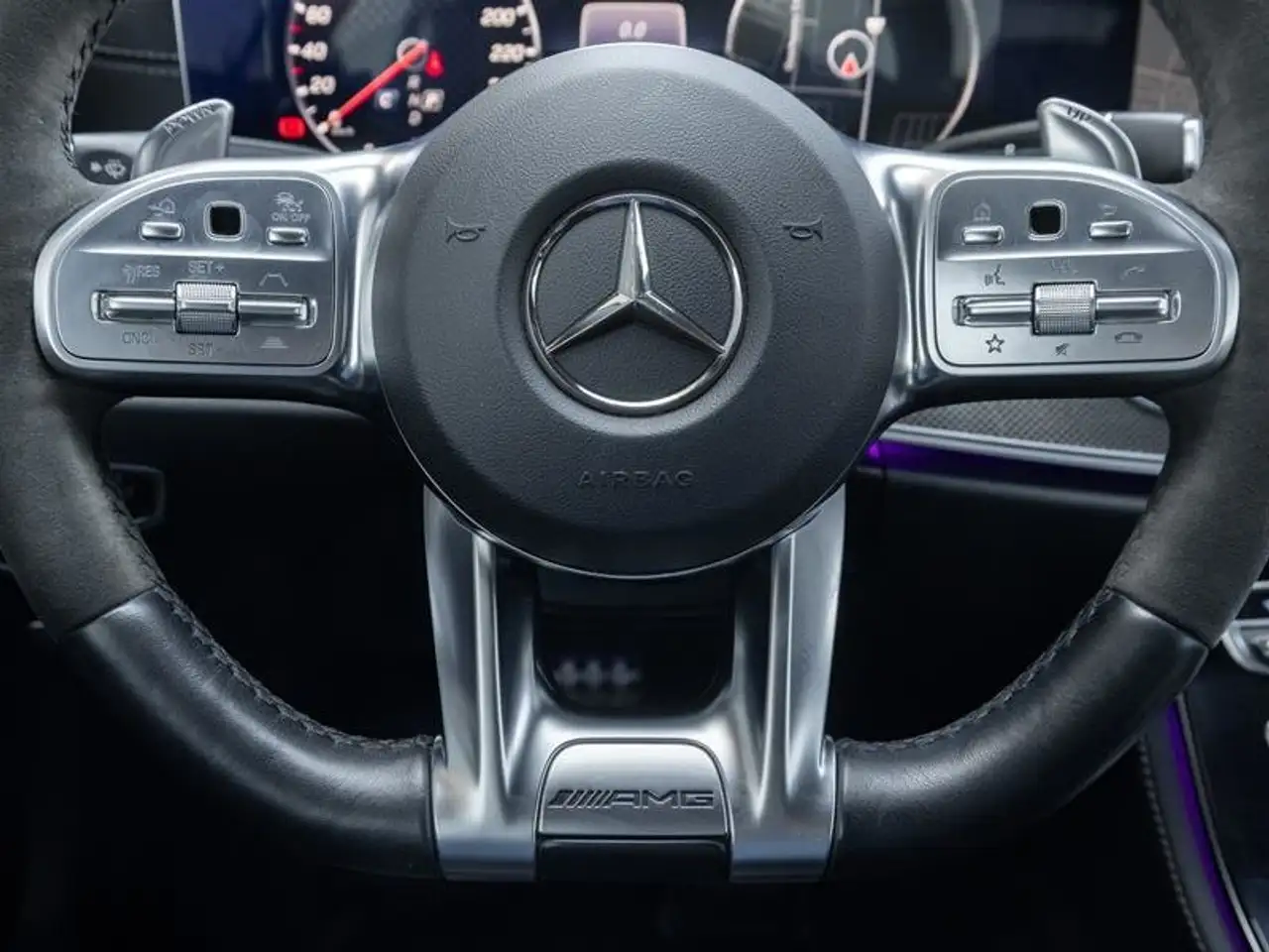 Mercedes-Benz E-Class снимка Mercedes-Benz E-Class