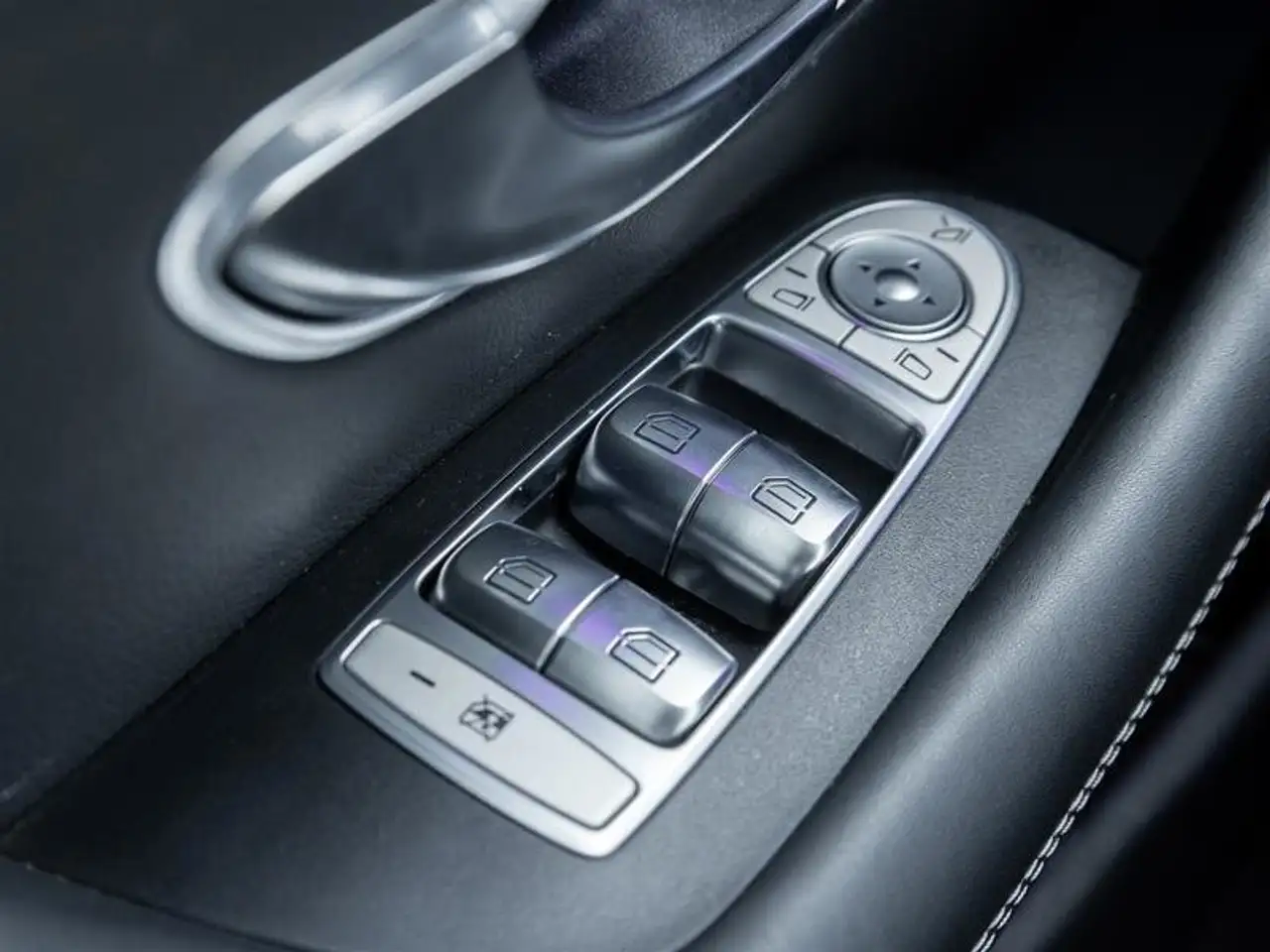 Mercedes-Benz E-Class снимка Mercedes-Benz E-Class