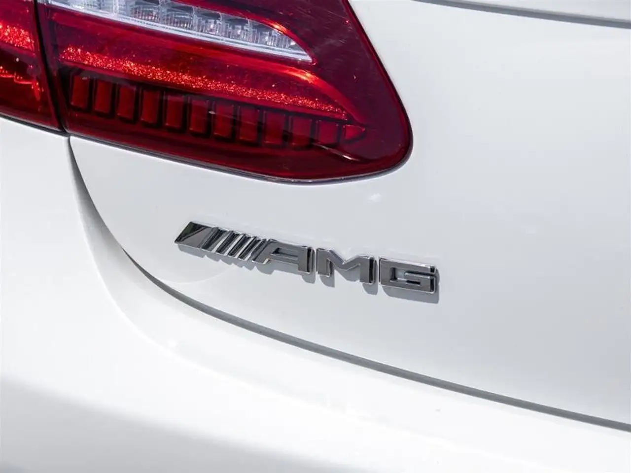 Mercedes-Benz E-Class снимка Mercedes-Benz E-Class