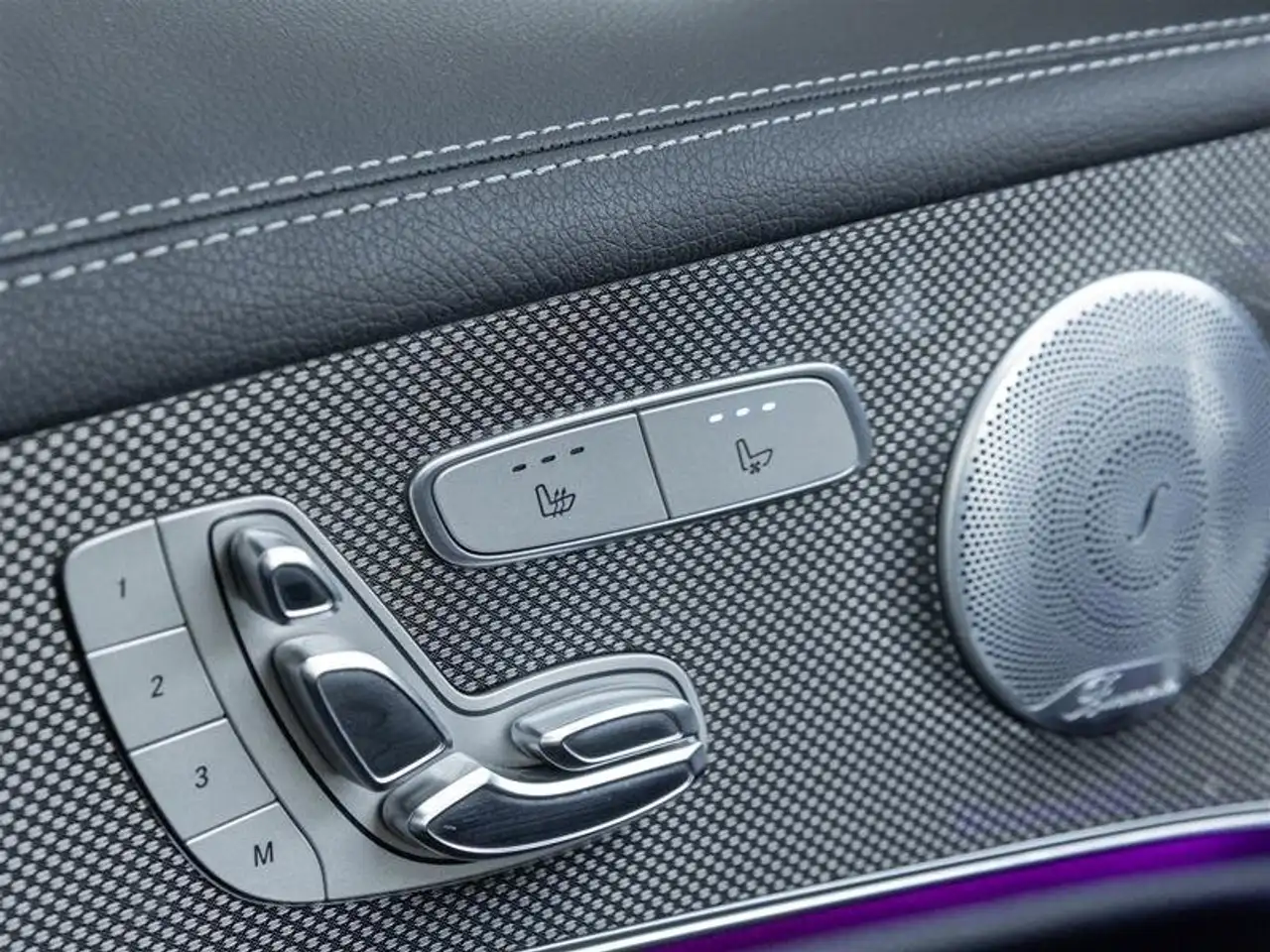 Mercedes-Benz E-Class снимка Mercedes-Benz E-Class