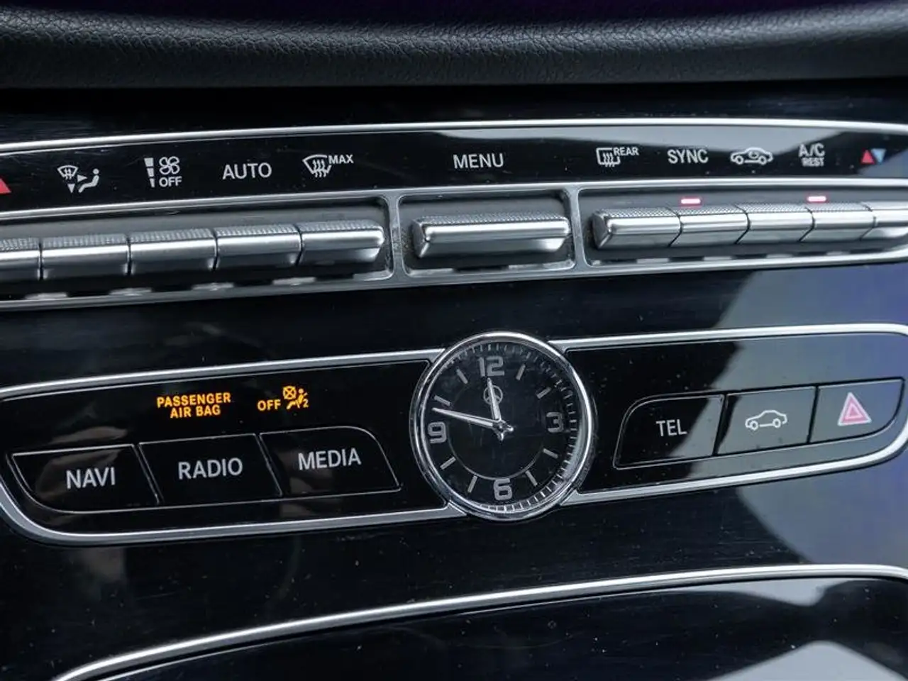 Mercedes-Benz E-Class снимка Mercedes-Benz E-Class
