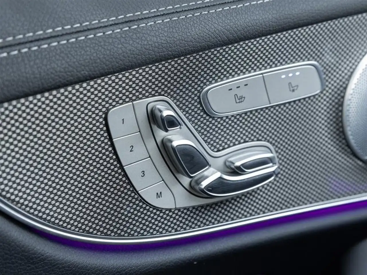 Mercedes-Benz E-Class снимка Mercedes-Benz E-Class