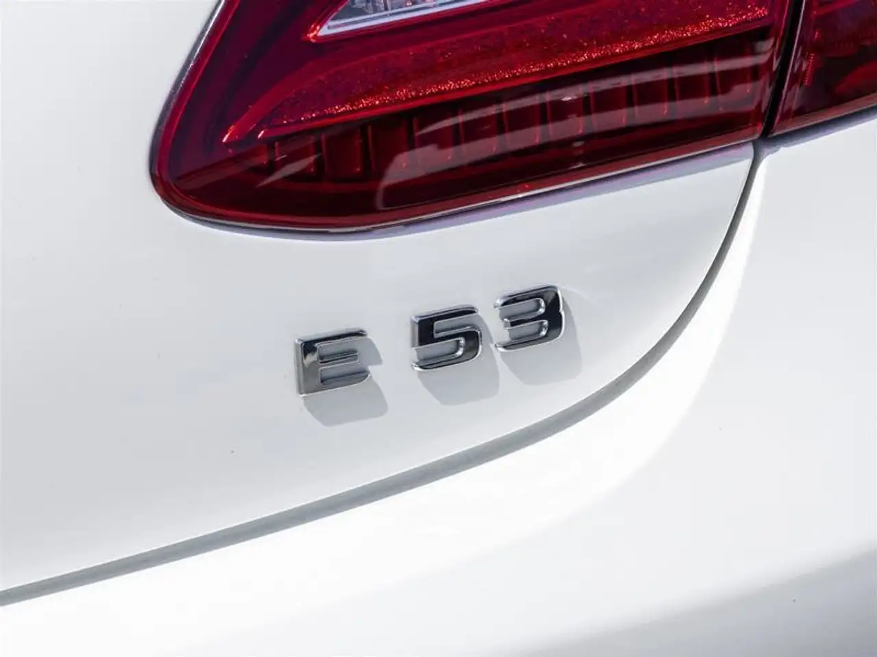Mercedes-Benz E-Class снимка Mercedes-Benz E-Class