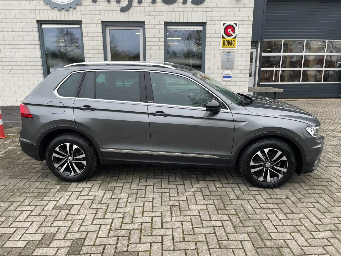 Volkswagen Tiguan 1.5 TSI Comfortline Business / Add. Cruise / Clima Gris - 2