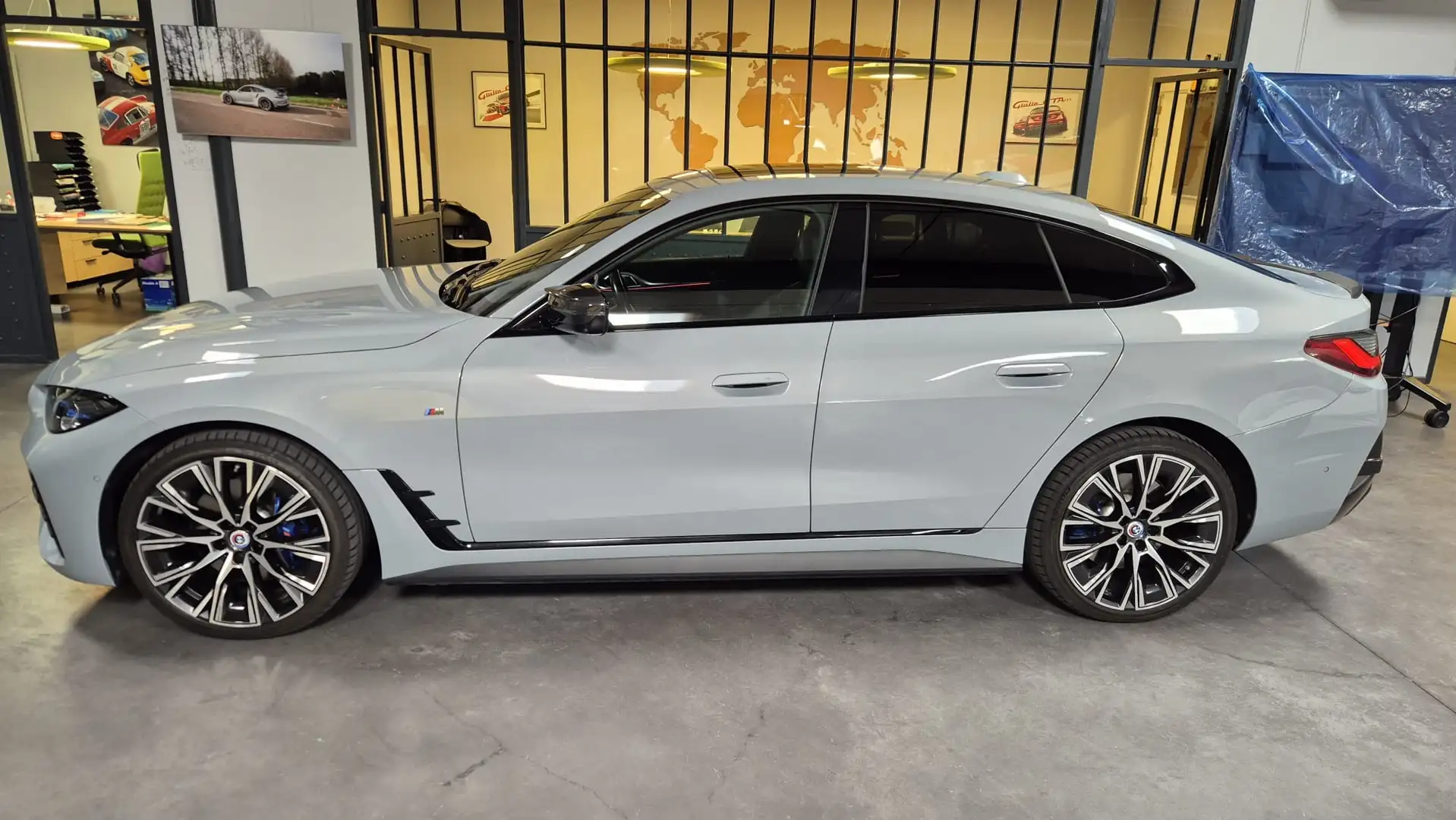 BMW i4 i4 Gran Coupe 83.9 kWh M50 Grijs - 1