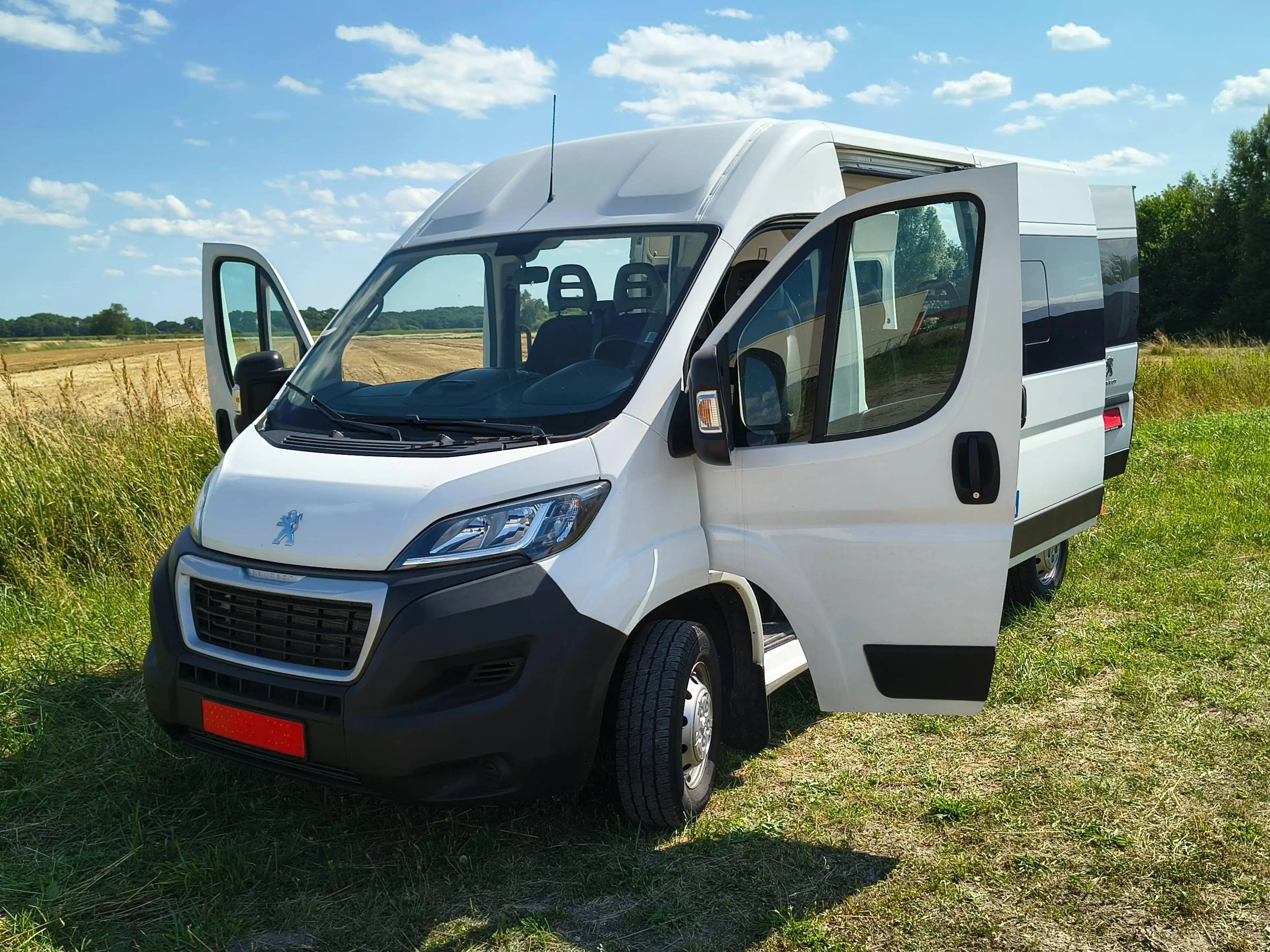 Peugeot Boxer 333 L2H2 Active Blue-HDi 140 Rollstuhlrampe