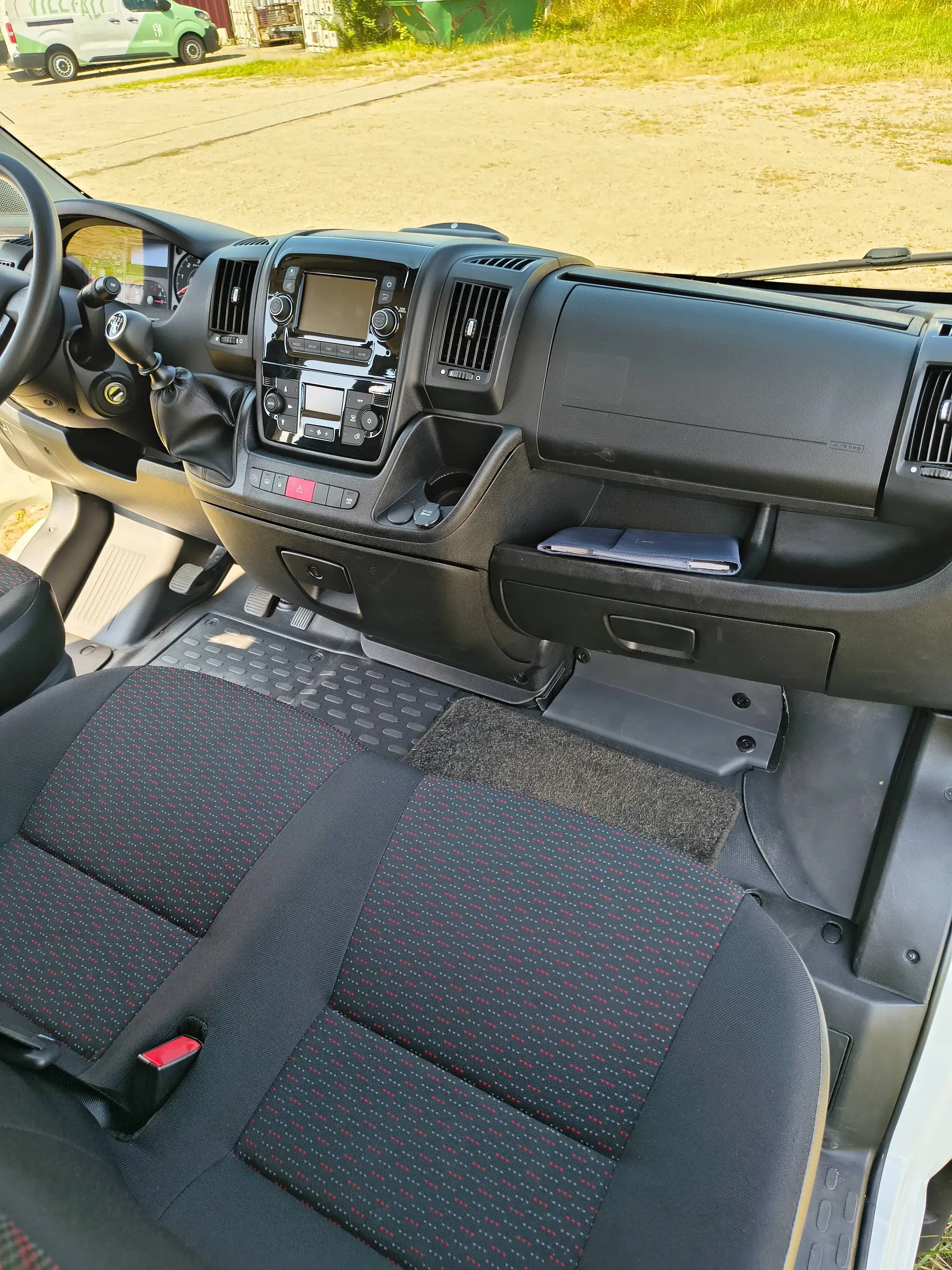 Peugeot Boxer 333 L2H2 Active Blue-HDi 140 Rollstuhlrampe — photo 15