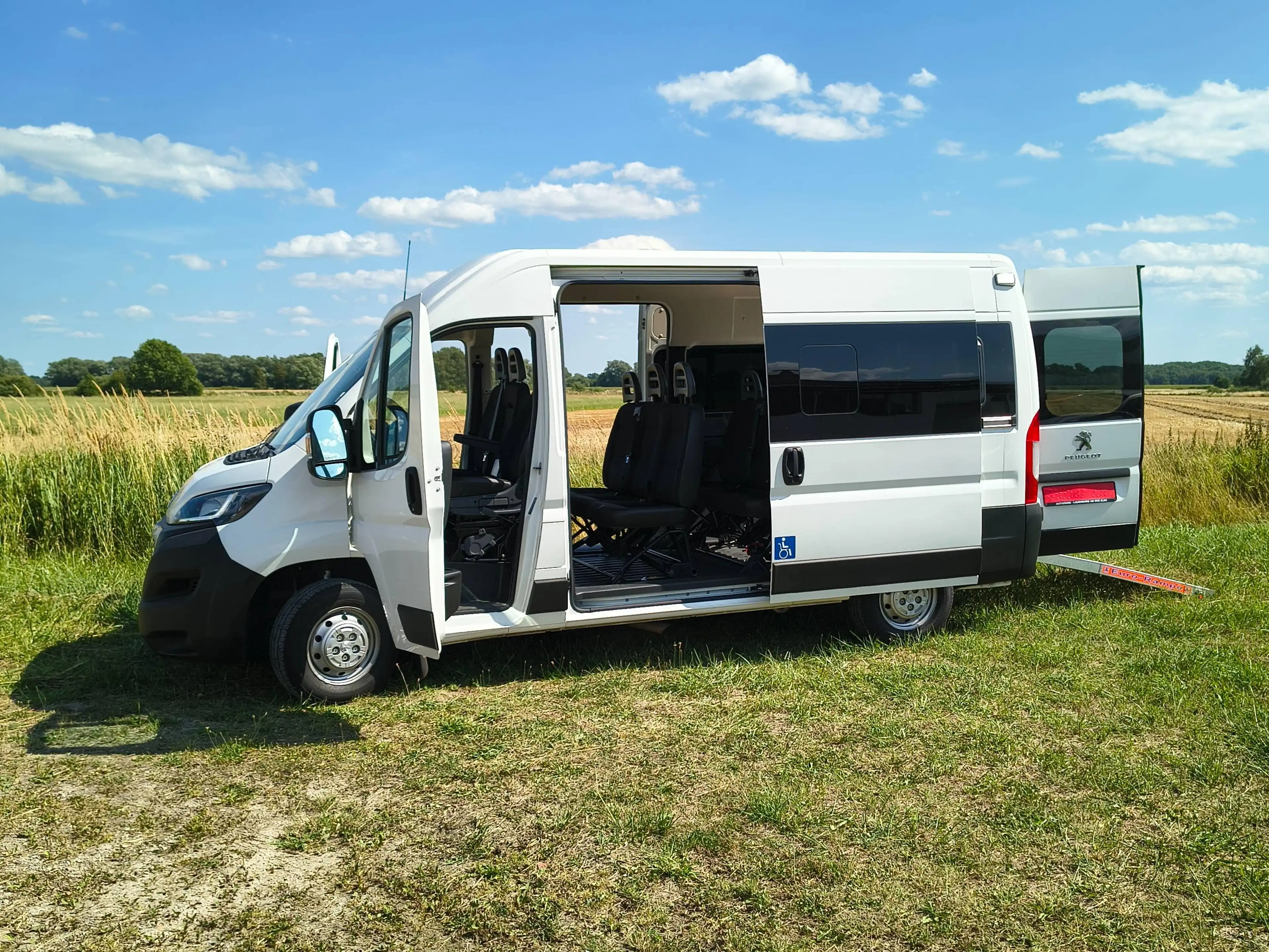 Peugeot Boxer 333 L2H2 Active Blue-HDi 140 Rollstuhlrampe — photo 3