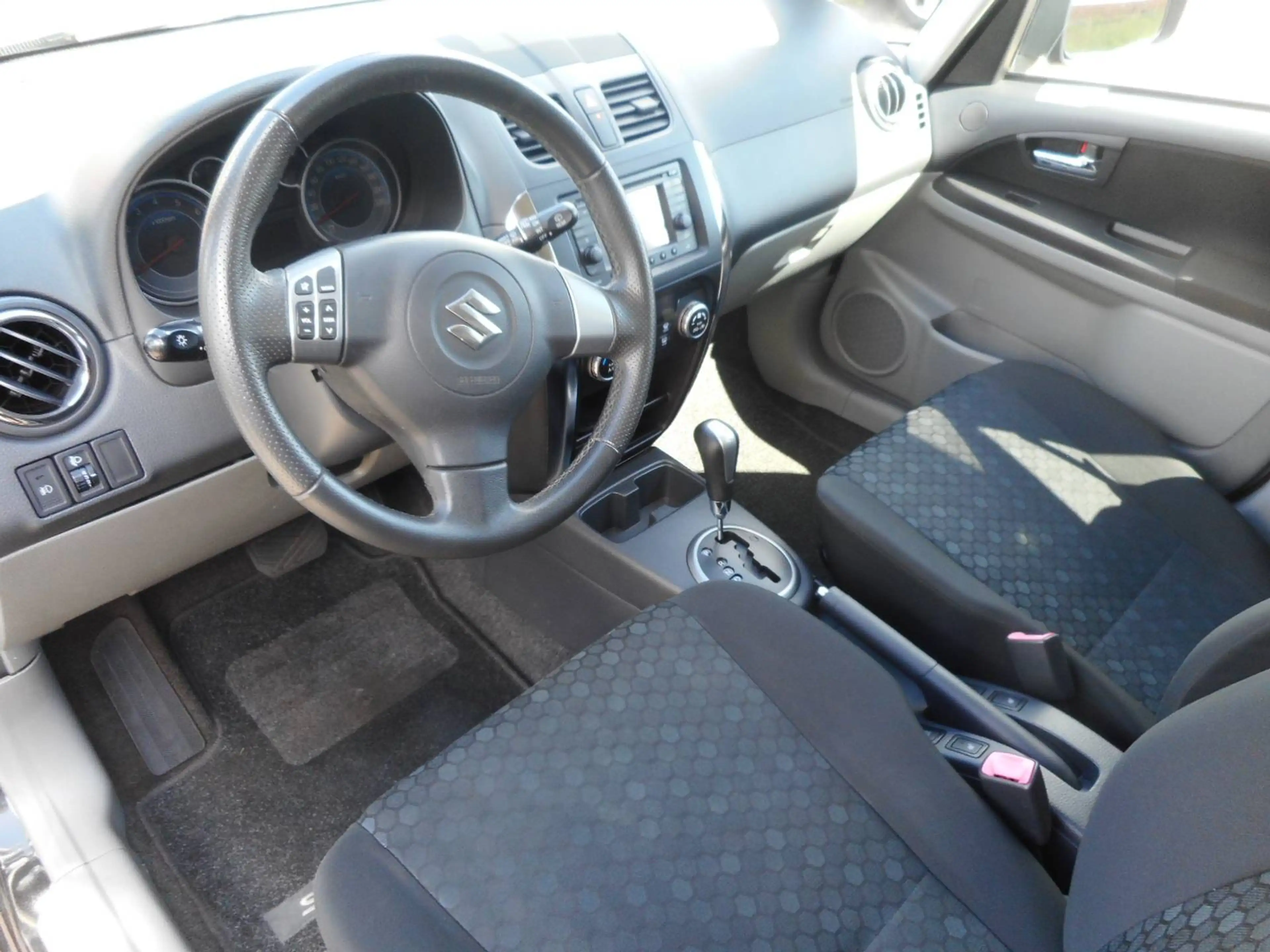 Suzuki SX4 SX4 Classic 1.6 VVT Automatik 4x2 Comfort — photo 9
